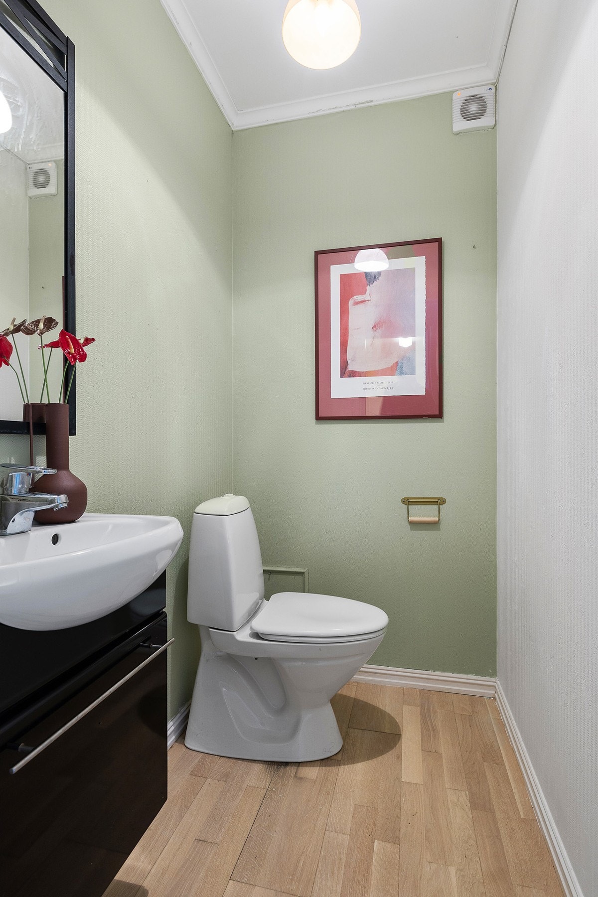 Wc-rommet har gulvmontert toalett og servantinnredning med underskap. Galleribilde