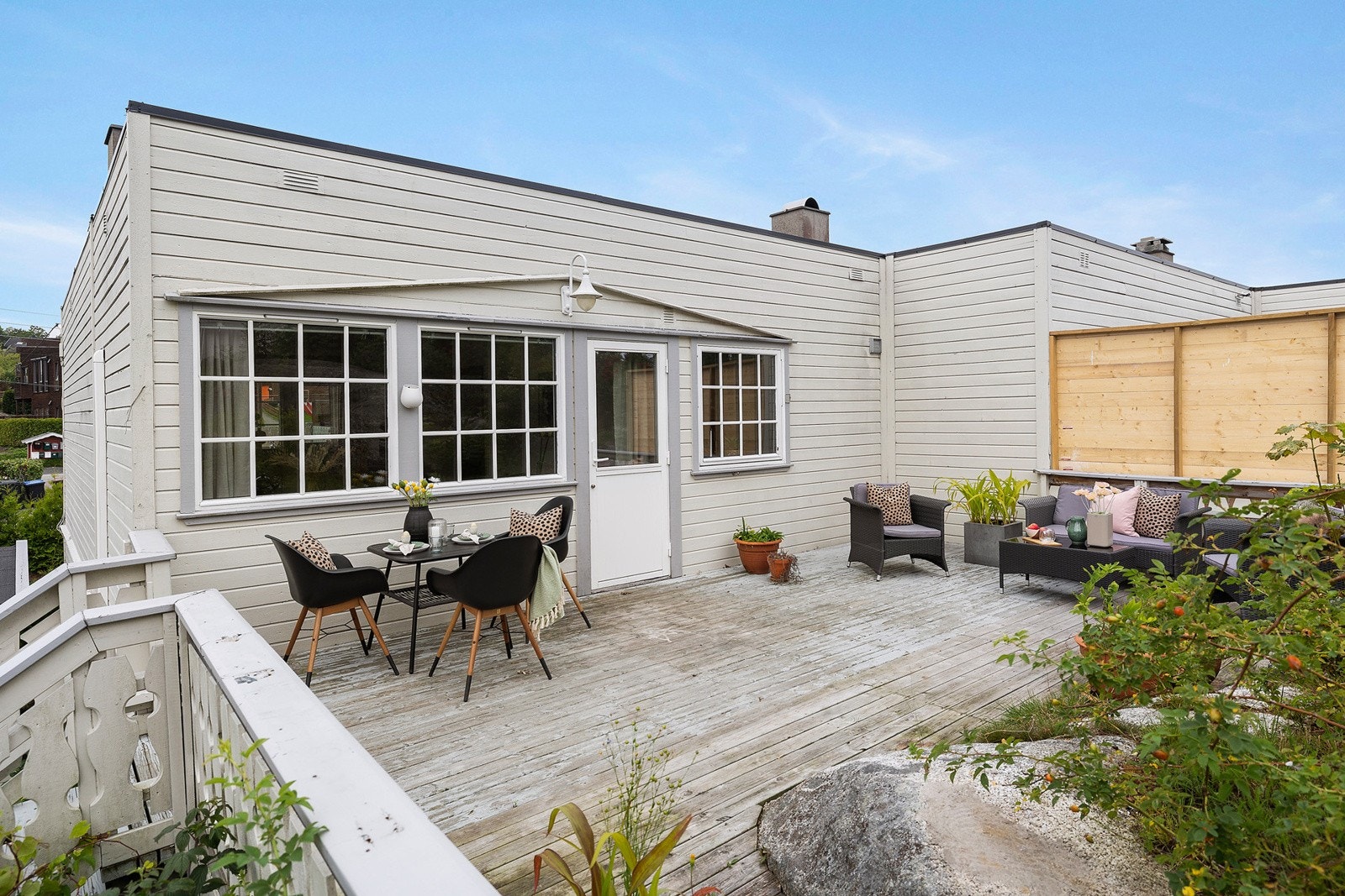 På baksiden av boligen er det en romslig terrasse. Galleribilde