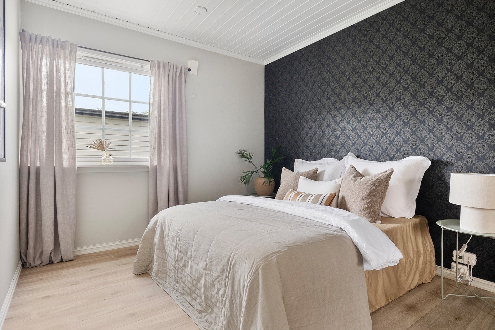 Lyst og koselig soverom i underetasjen. Alle soverommene har god plass til møblement, og har tilhørende skyvedørsgarderobe. Galleribilde