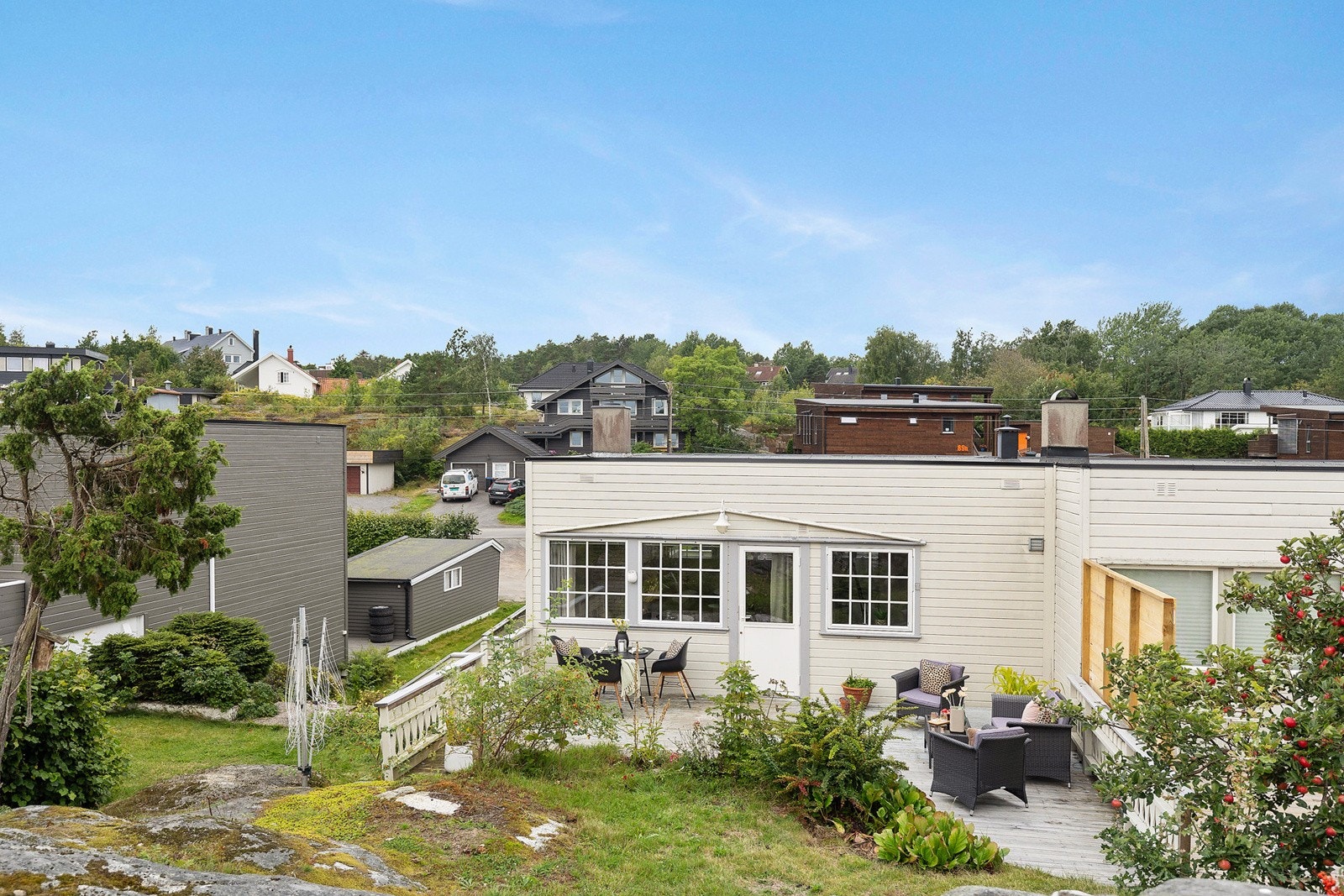 Boligen har en barnevennlig beliggenhet med hage, solrike uteplasser og garasje.Tomten som tilhører er pent opparbeidet med plen og diverse beplantning. I tillegg er det noe naturtomt med fjell i hagen. Galleribilde