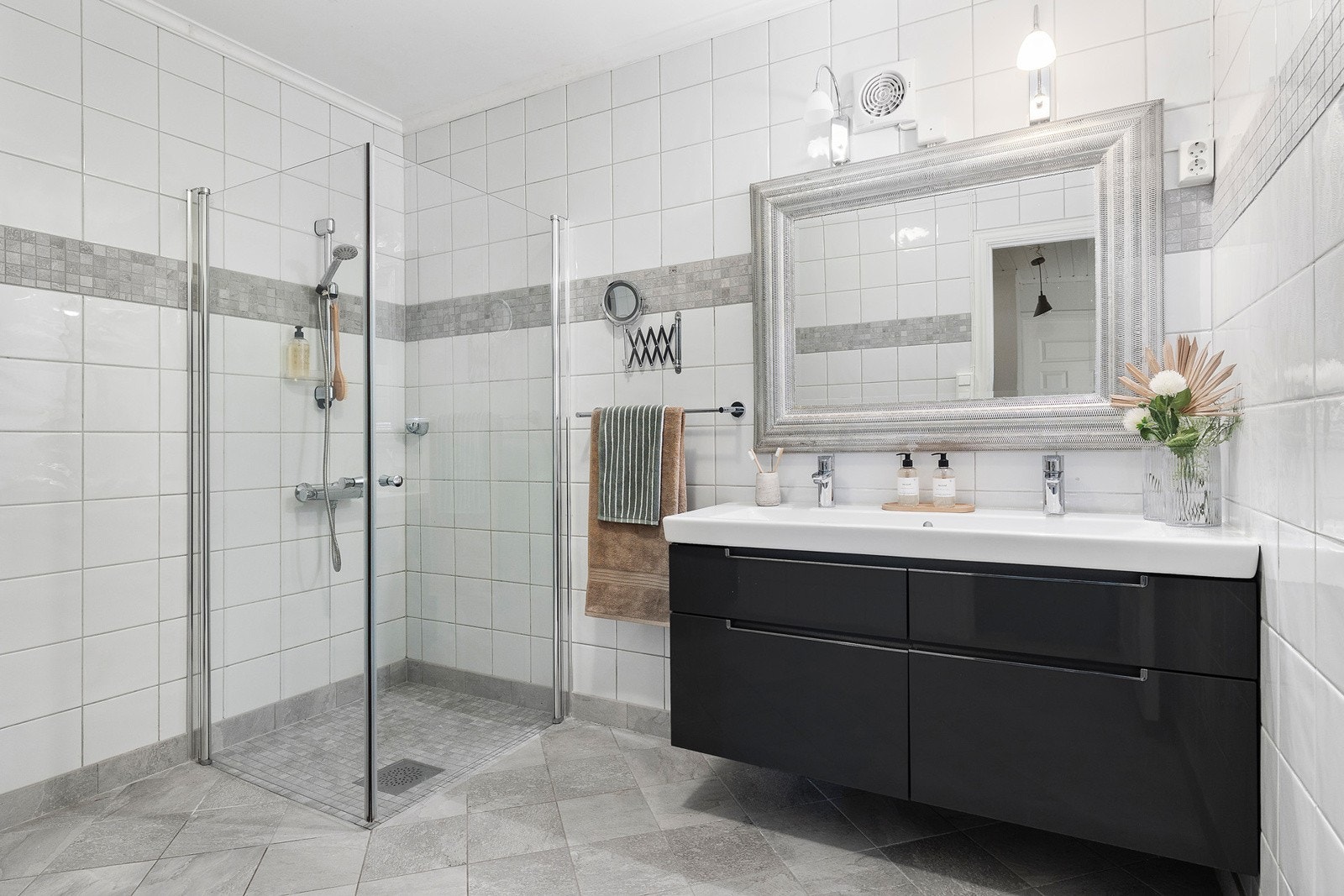 Pent bad fra 2018. Boligen har bad og et separat wc-rom, begge i underetasjen. Badet har fliser på gulvet, fliser på veggene, gulvvarme, avtrekksvifte og dusjhjørne. Dusjhjørnet har innfellbare glassvegger. Galleribilde