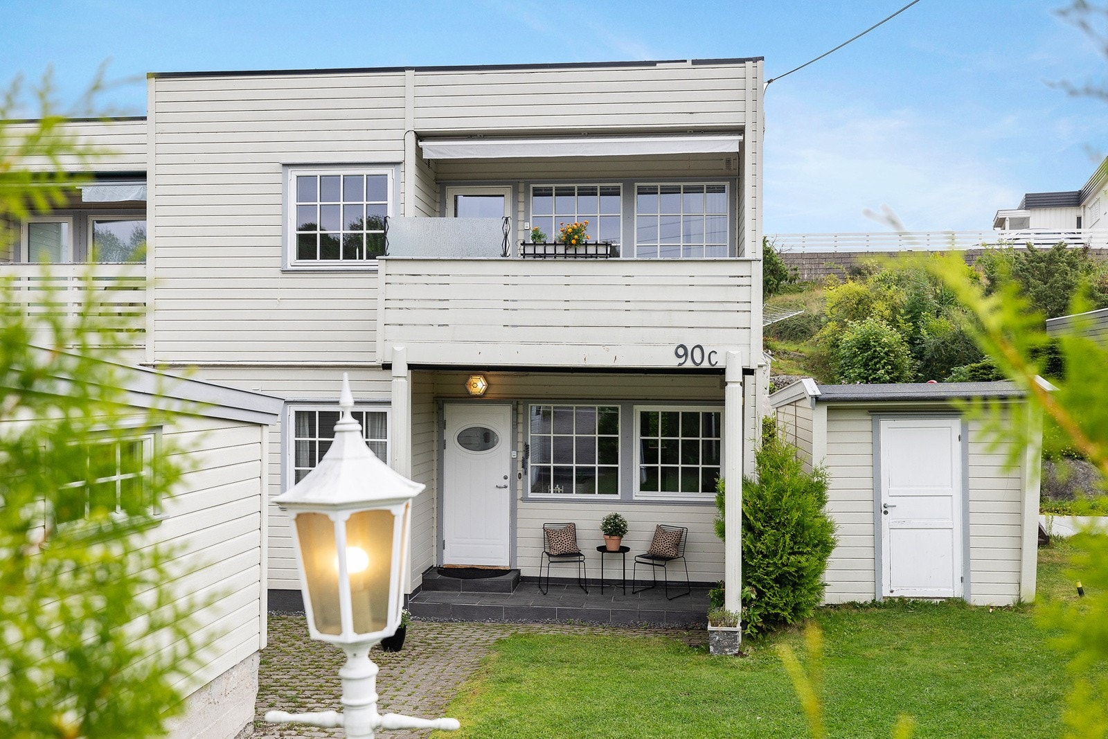 Boligen har overbygd inngangsparti med plass til sittegruppe, samt en utebod. Galleribilde