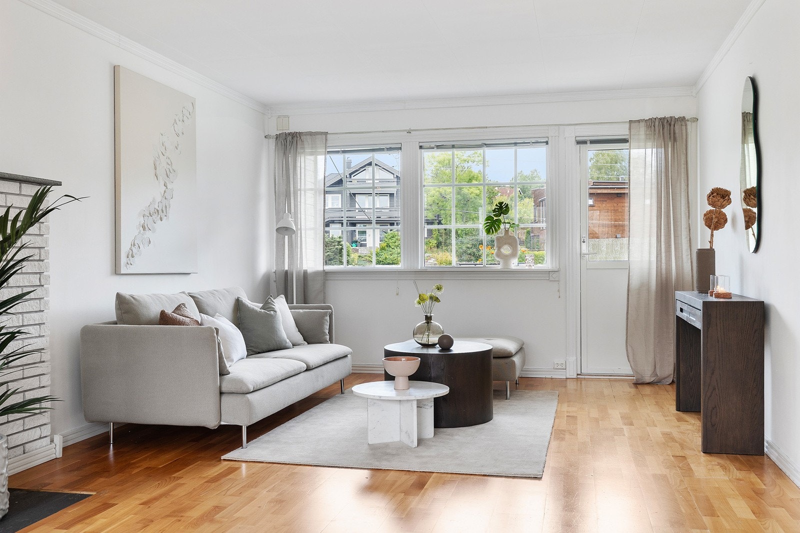 Midt i rommet er det pipe, så det er mulighet for montering av ildsted. I tillegg er det montert varmepumpe (luft-til-luft). Galleribilde