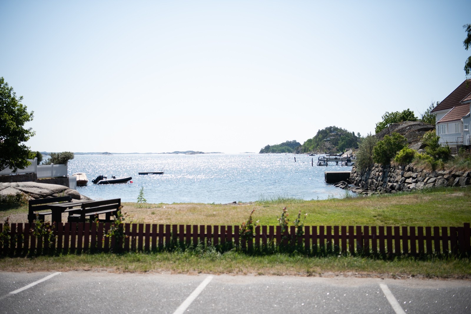 Fra eiendommen er det kort vei til Lahellefjorden med Lahelle badeplass. Galleribilde