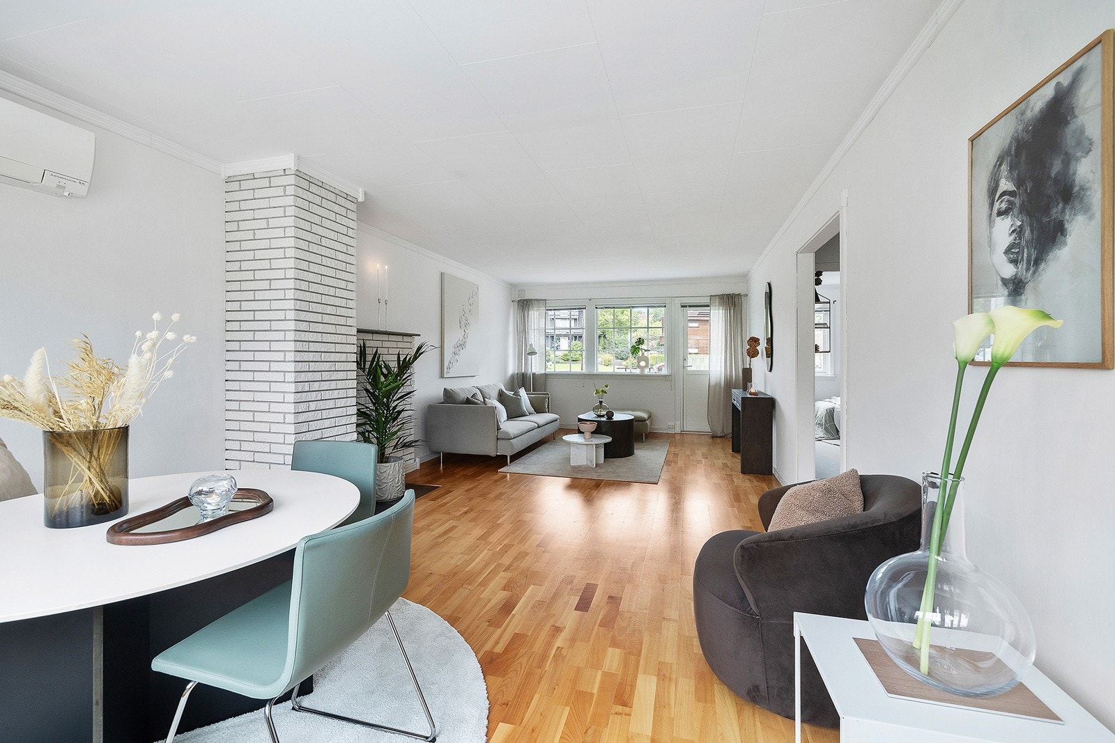 Boligens stue i første etasje har vinduer på begge sider, noe som gir et flott gjennomlys. Galleribilde