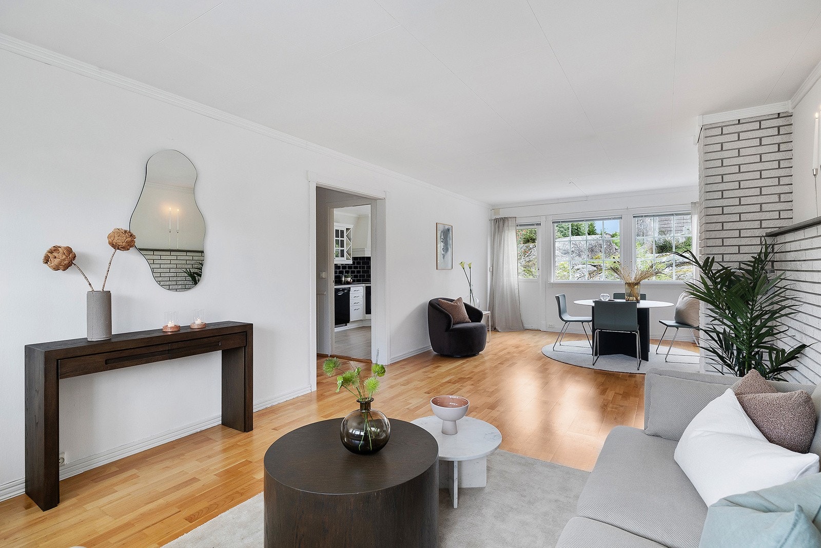 Stuen har parkettgulv og veggene er lysmalte. Her er det god plass til både sofagruppe og spisebord. Galleribilde