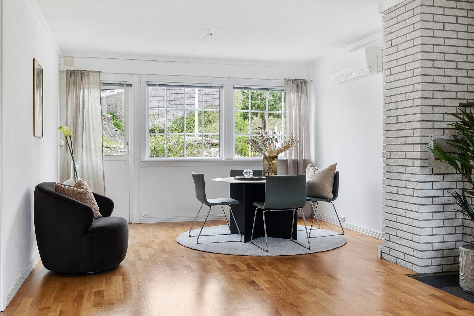 Det er utgang til uteplasser på begge sider av stuen, så her kan man flytte seg etter solen om ønskelig. Galleribilde