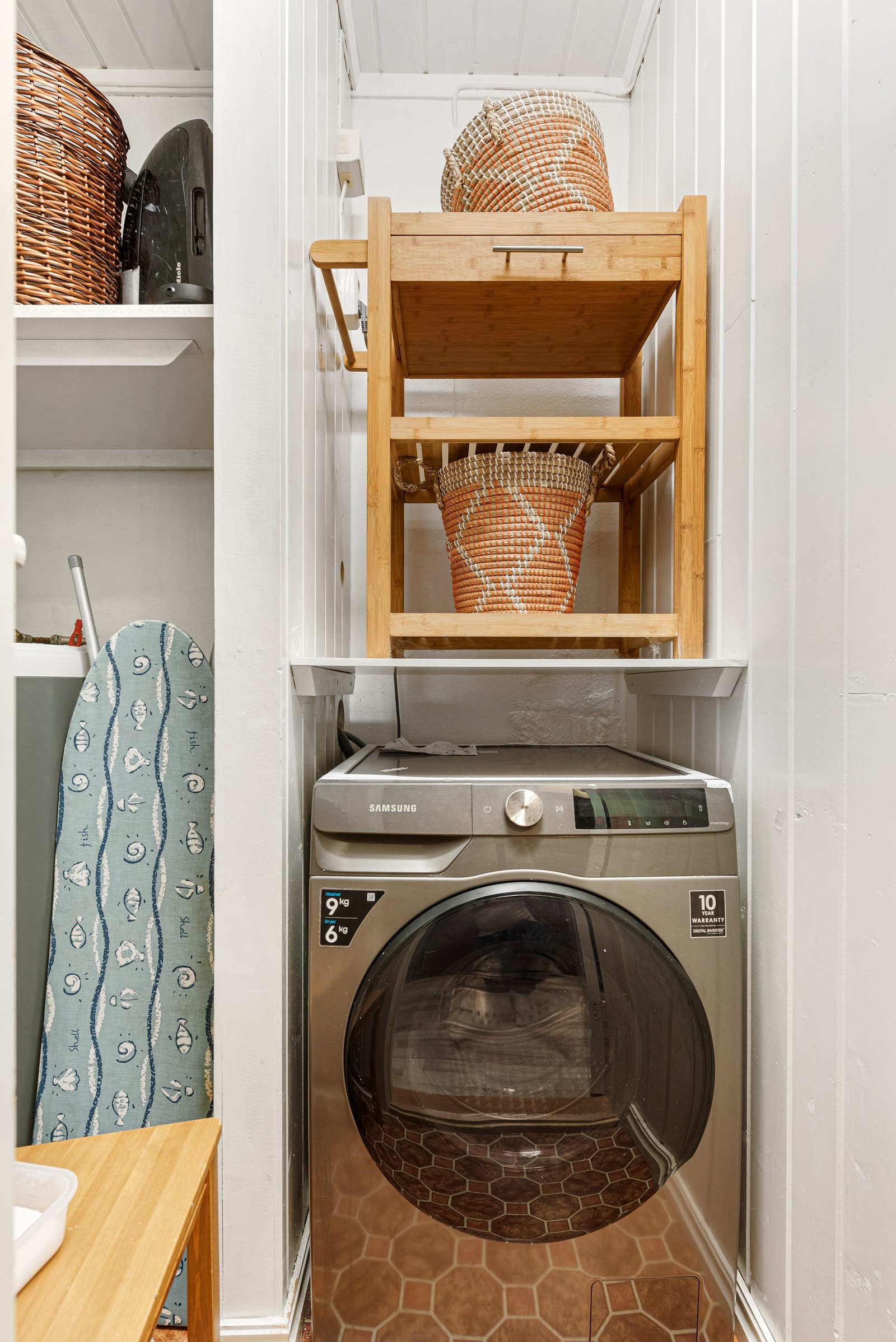 Det er opplegg for vaskemaskin på teknisk rom. Det er også godt med lagringsplass i boder i underetasjen. Galleribilde