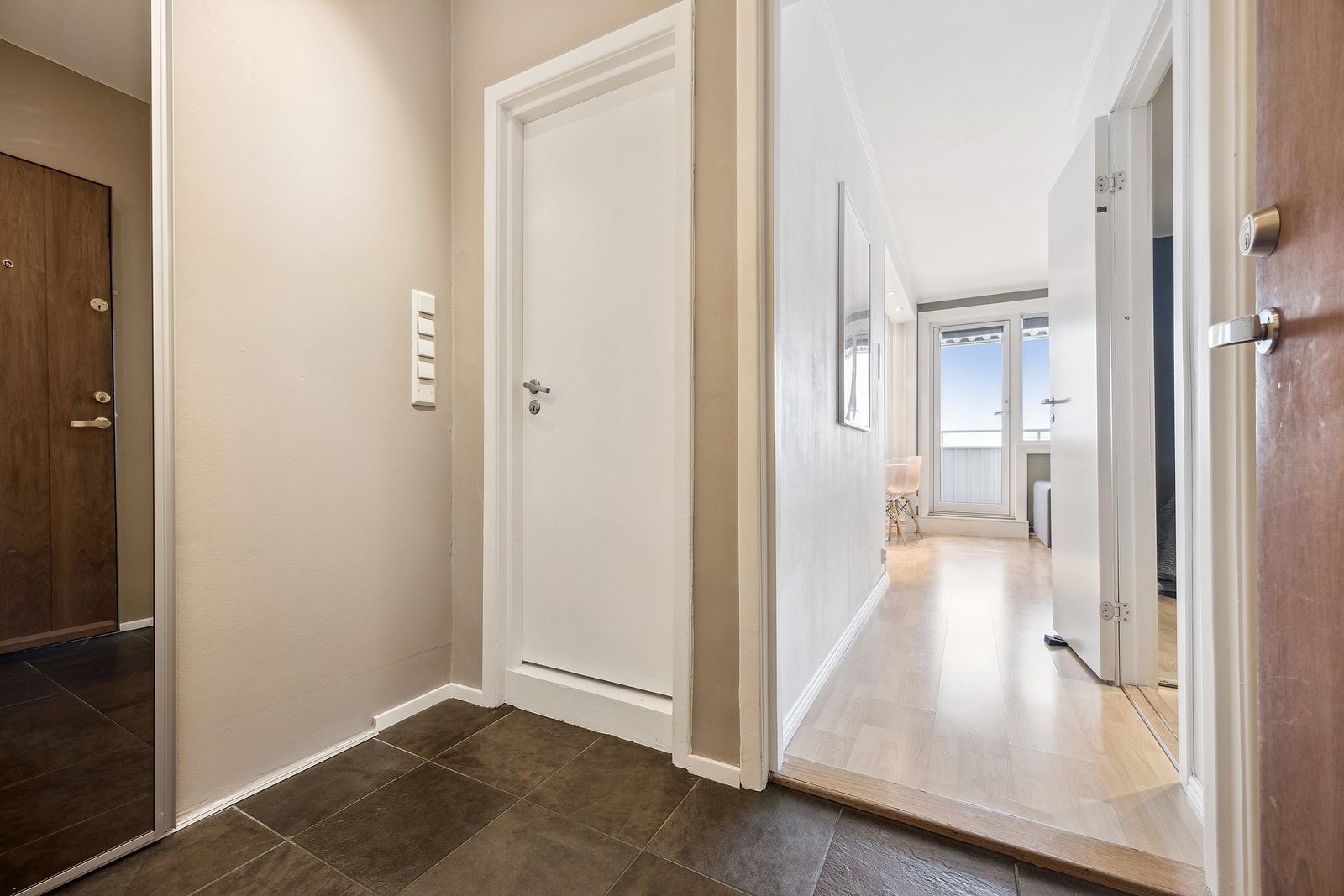 Entré med liten skyvedørsgarderobe Galleribilde