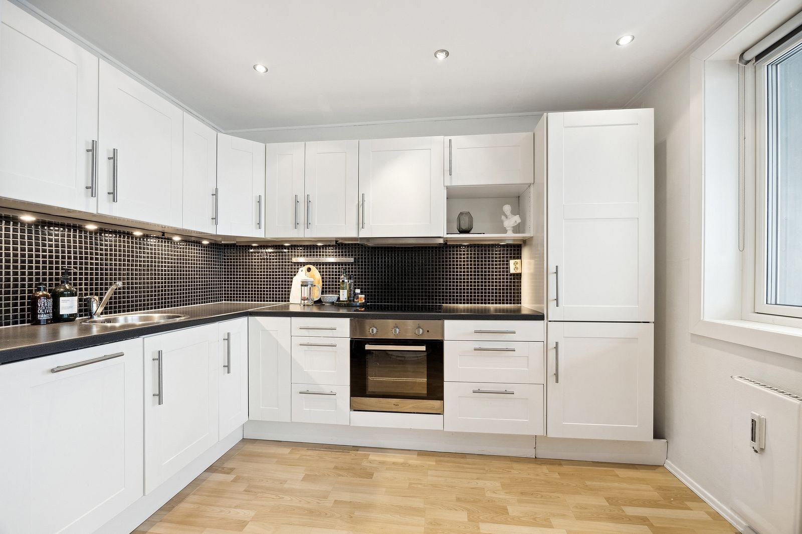 Stort kjøkken med integrerte hvitevarer Galleribilde