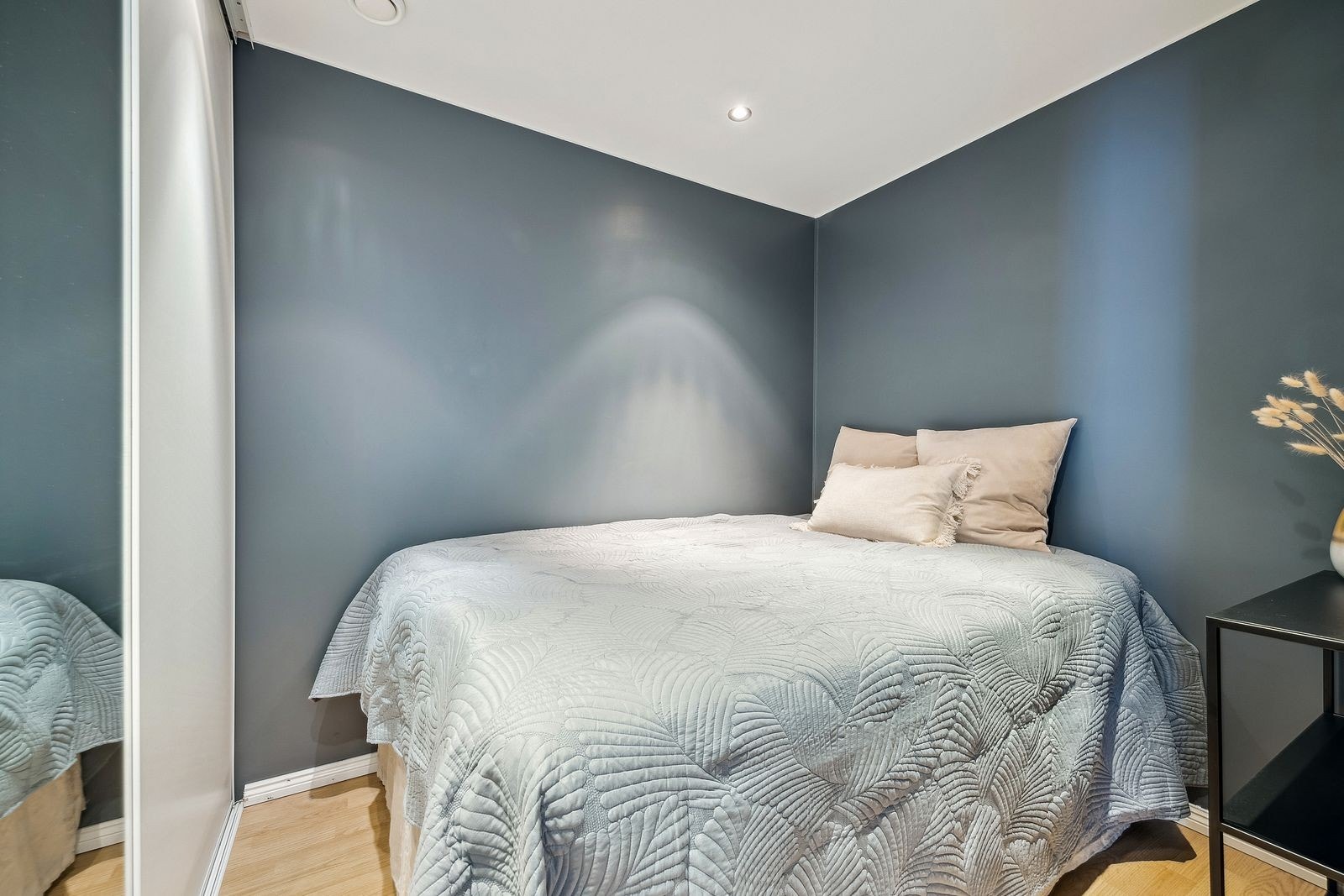 Sovealkove med garderobeskap Galleribilde