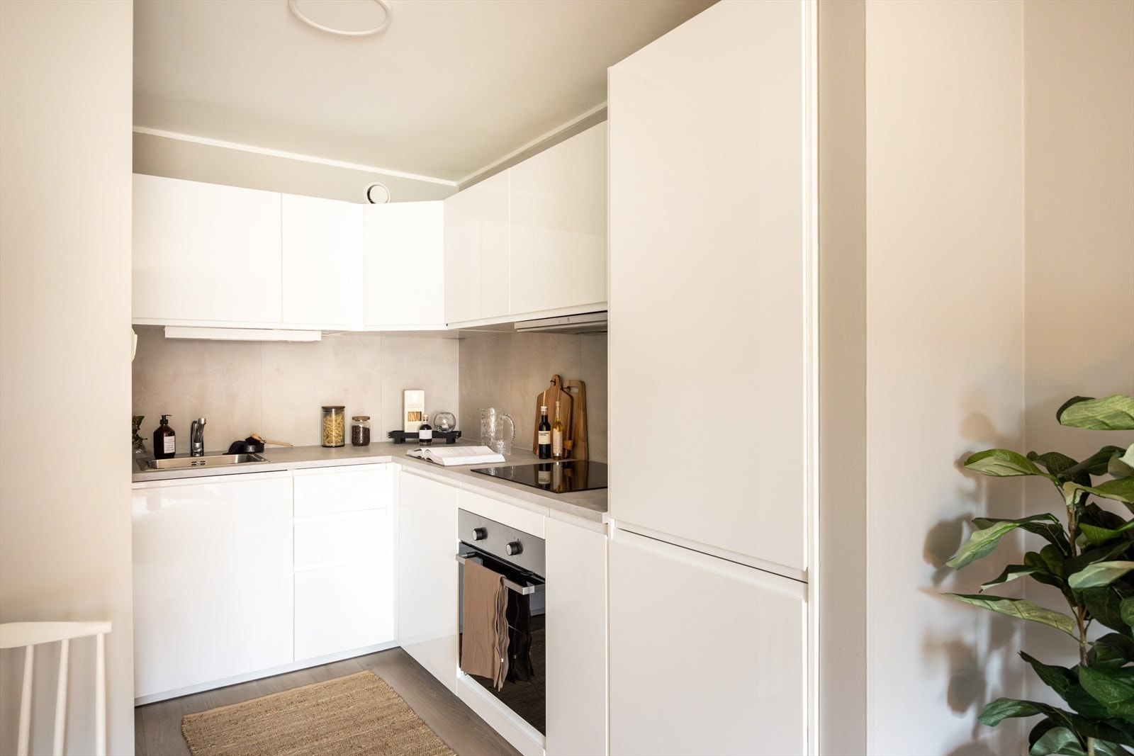 Moderne og tidsriktig kjøkken fra IKEA med glatter fronter Galleribilde