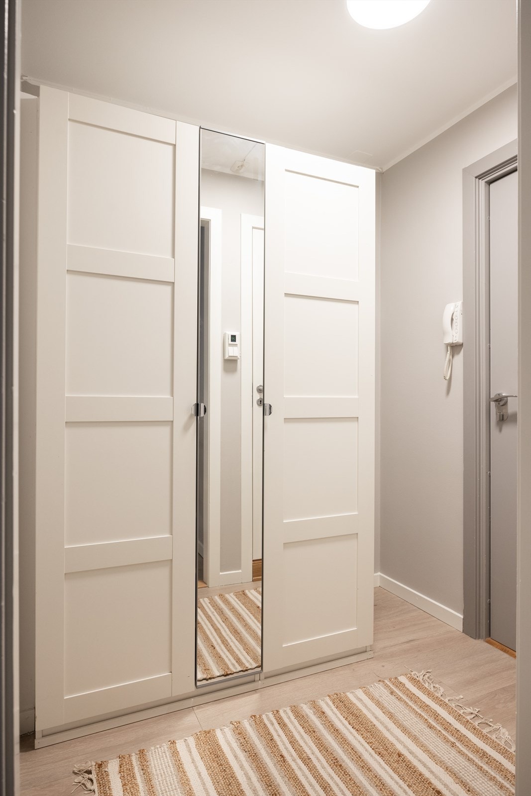 Innbydende og lys entré med en pen praktisk garderobe Galleribilde