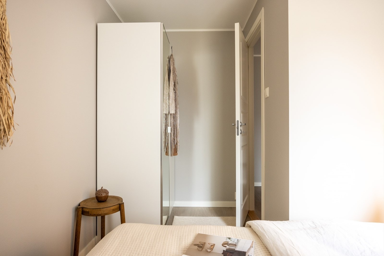Her er det også god plass til en garderobe eller skrivepult Galleribilde