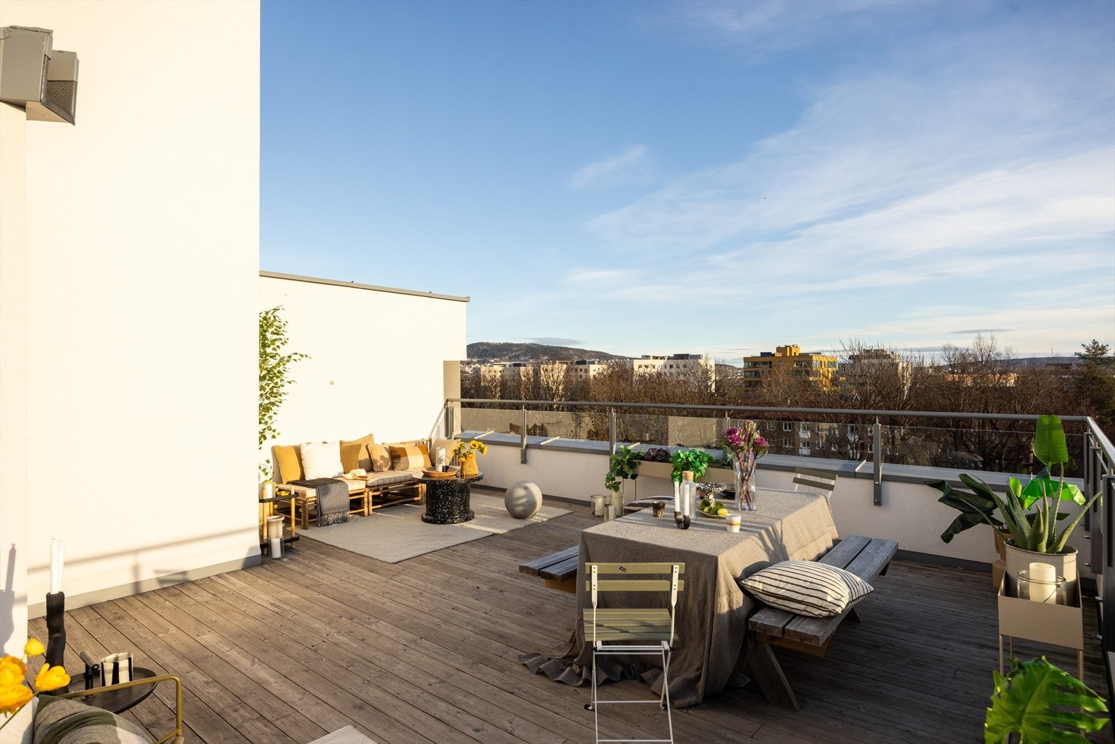 God plass til sittegrupper og mulighet til a nyte fantastiske solforhold i usjenerte omgivelser (Bilde fra oppgang 2B) Galleribilde