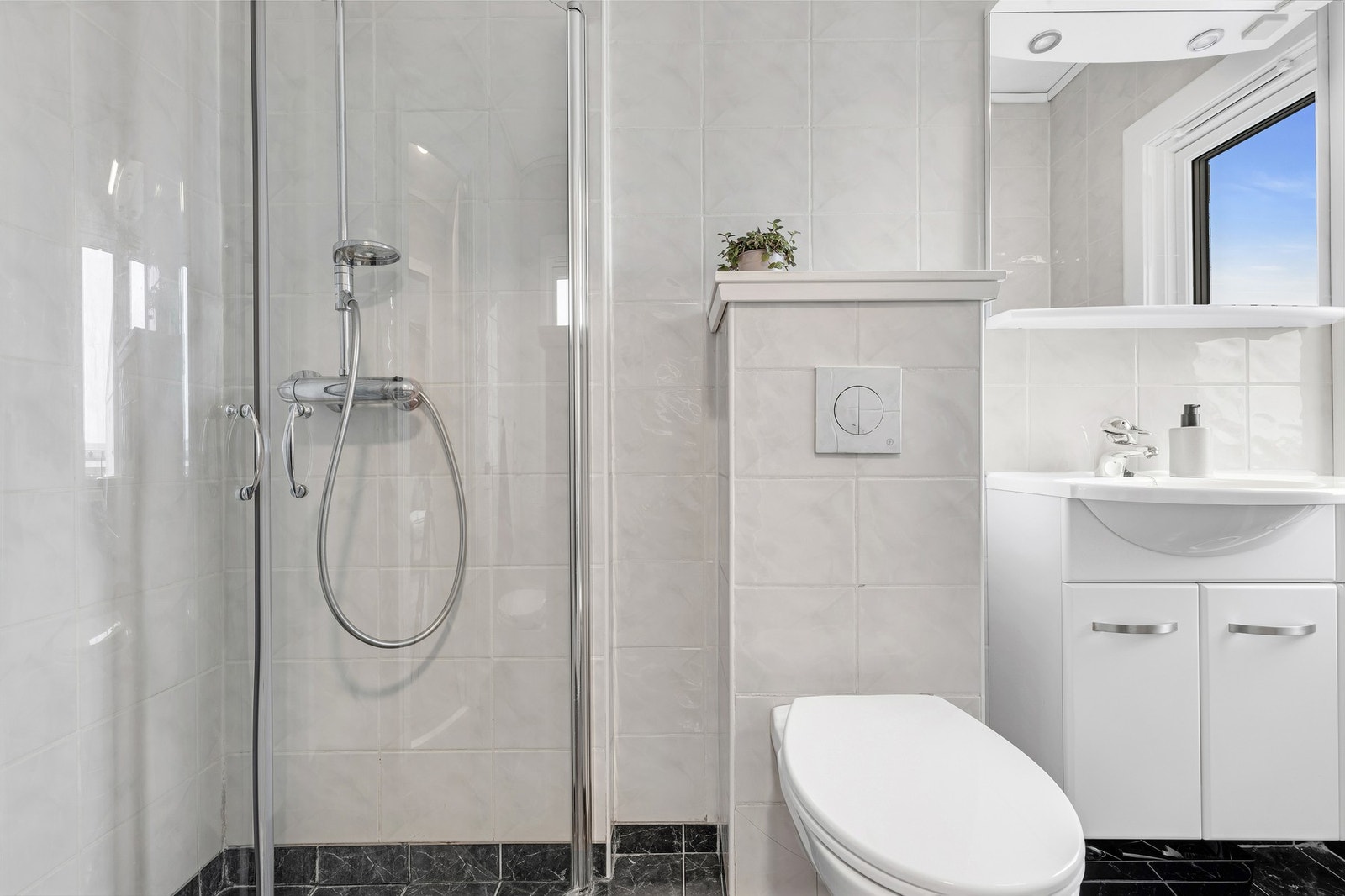 Flislagt bad med varmekabler i gulvet. Galleribilde