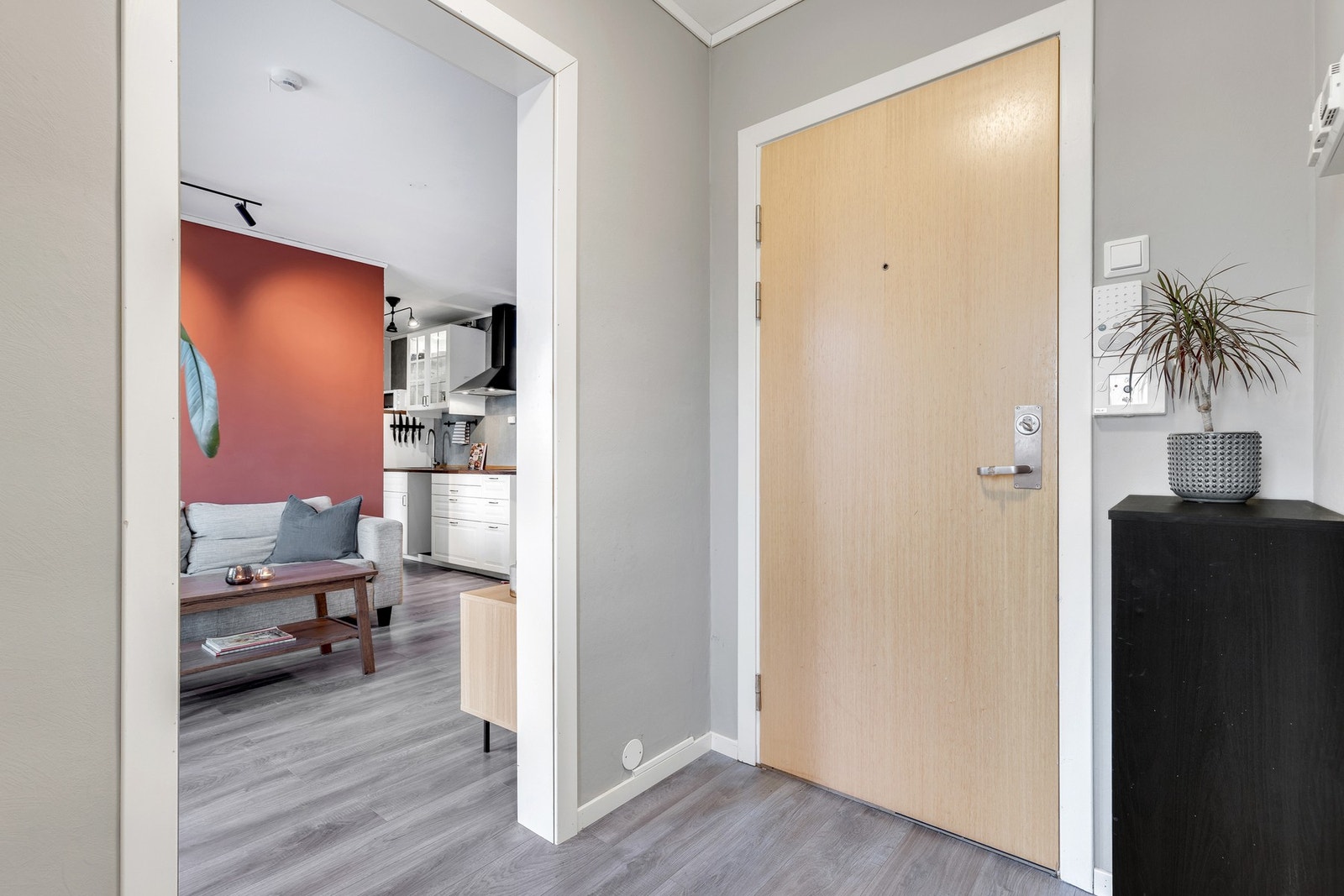 Leiligheten disponerer lagringsplass i to boder i kjeller. Galleribilde