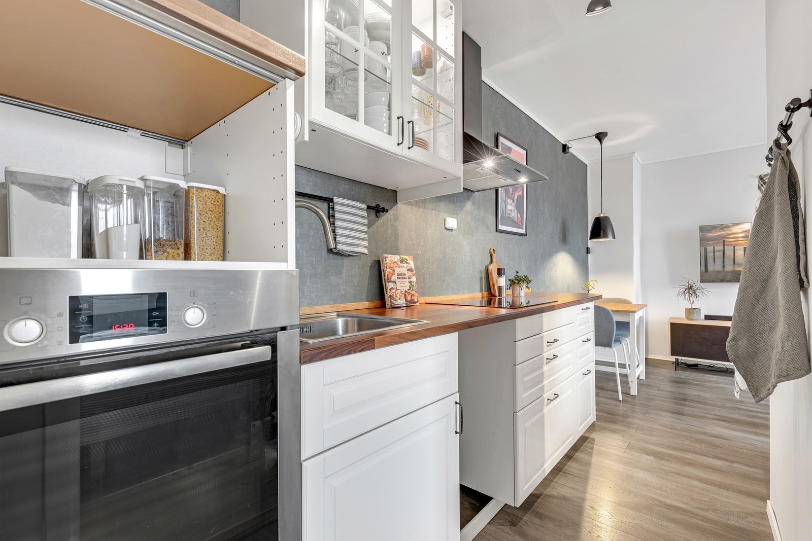 Integrerte hvitevarer består av platetopp, stekeovn og kjøl-/fryseskap. Galleribilde