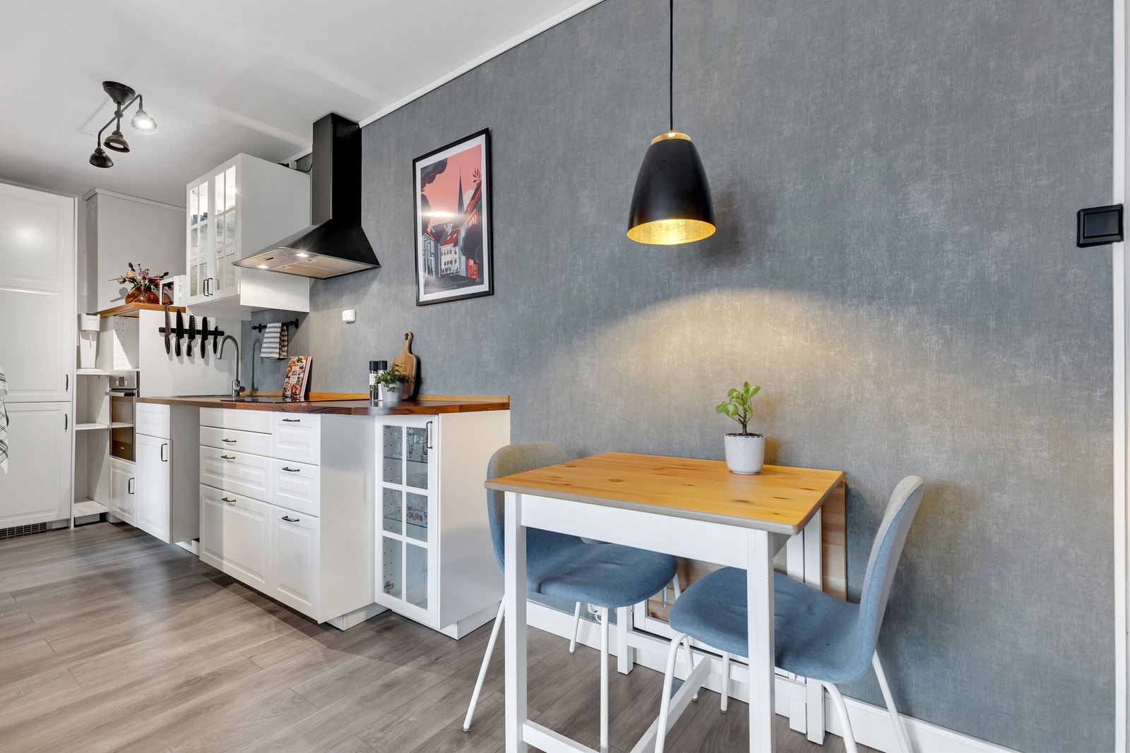 Hyggelig spiseplass ved kjøkkenet. Galleribilde