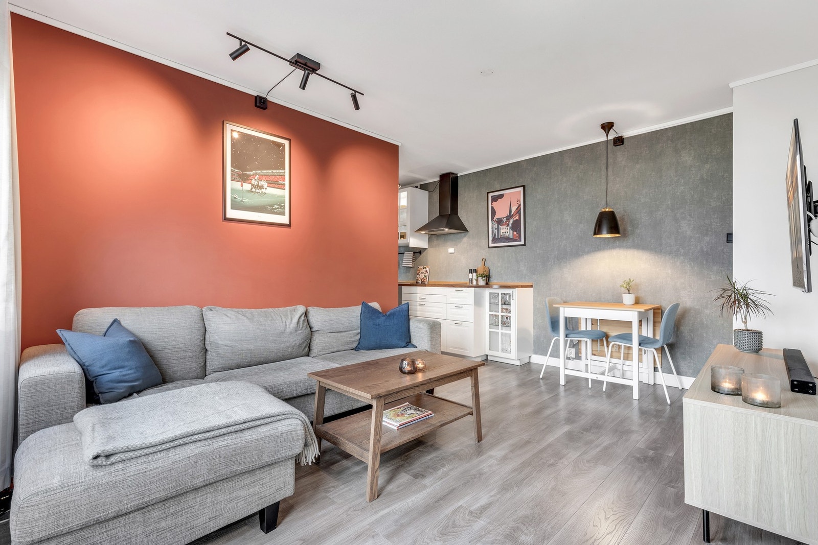 Hyggelig stue med god plass til både sofa og spisebord. Galleribilde