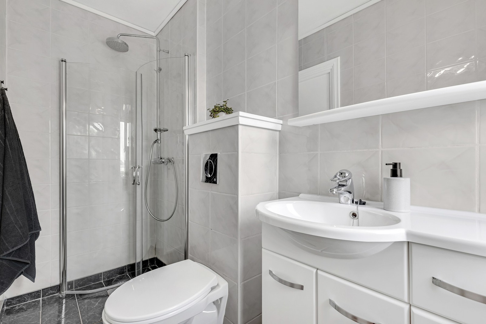 Dusjnisjen har innfellbare dører for god plassutnyttelse. Galleribilde