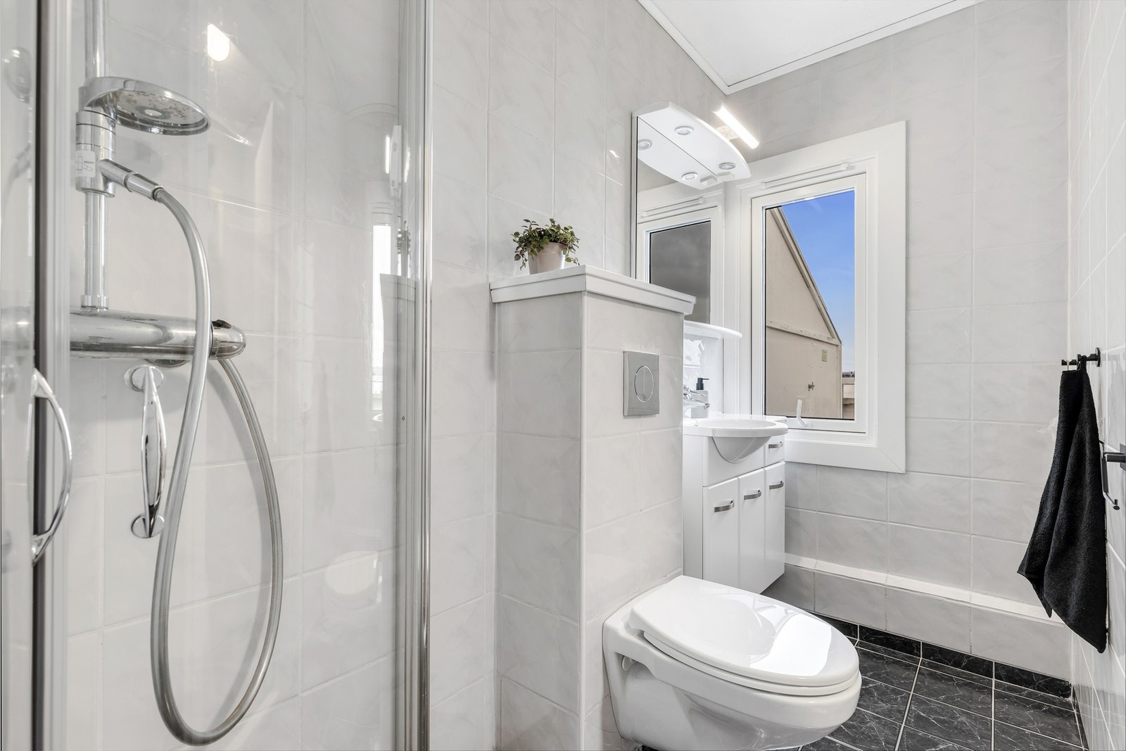 Vinduet slipper inn naturlig lys på badet. Galleribilde