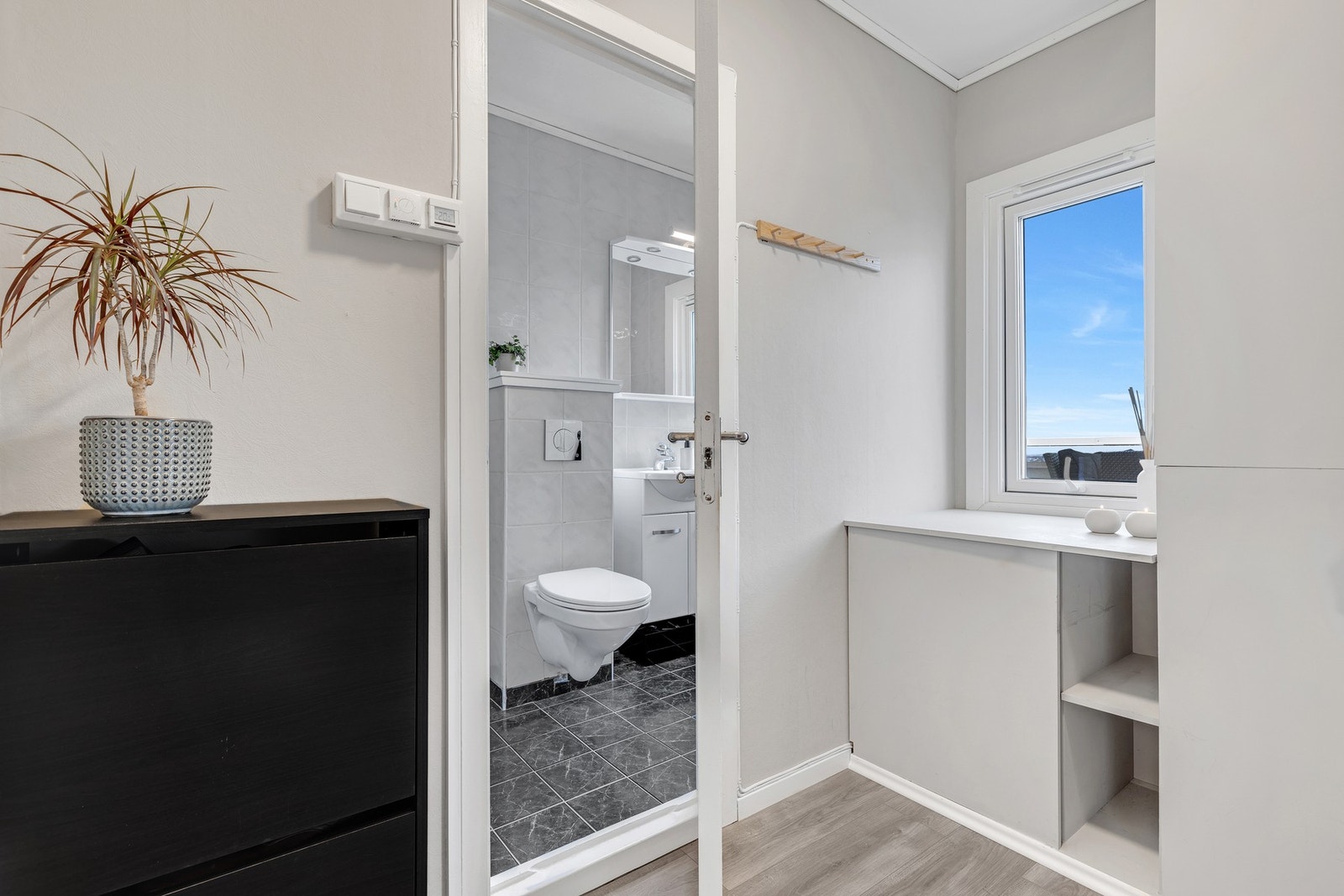 Entré med plass til oppbevaring av sko og yttertøy. Galleribilde