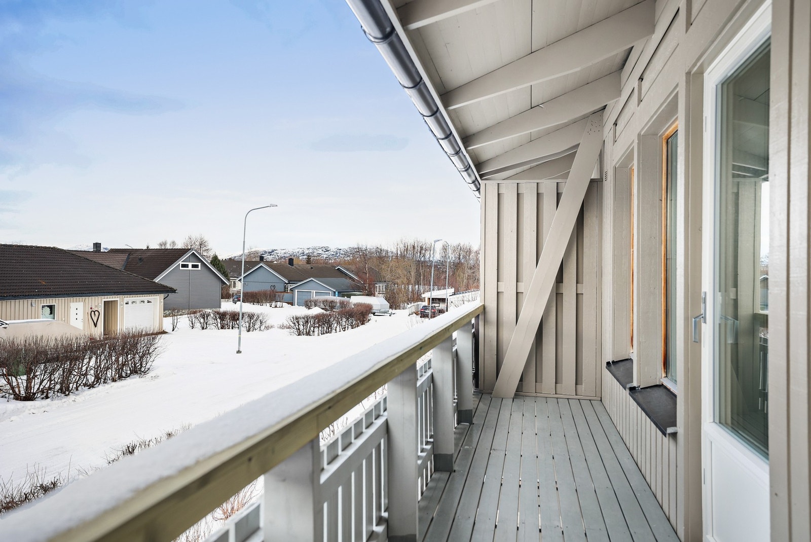 Fra stuen er det utgang til en overbygd balkong. Galleribilde