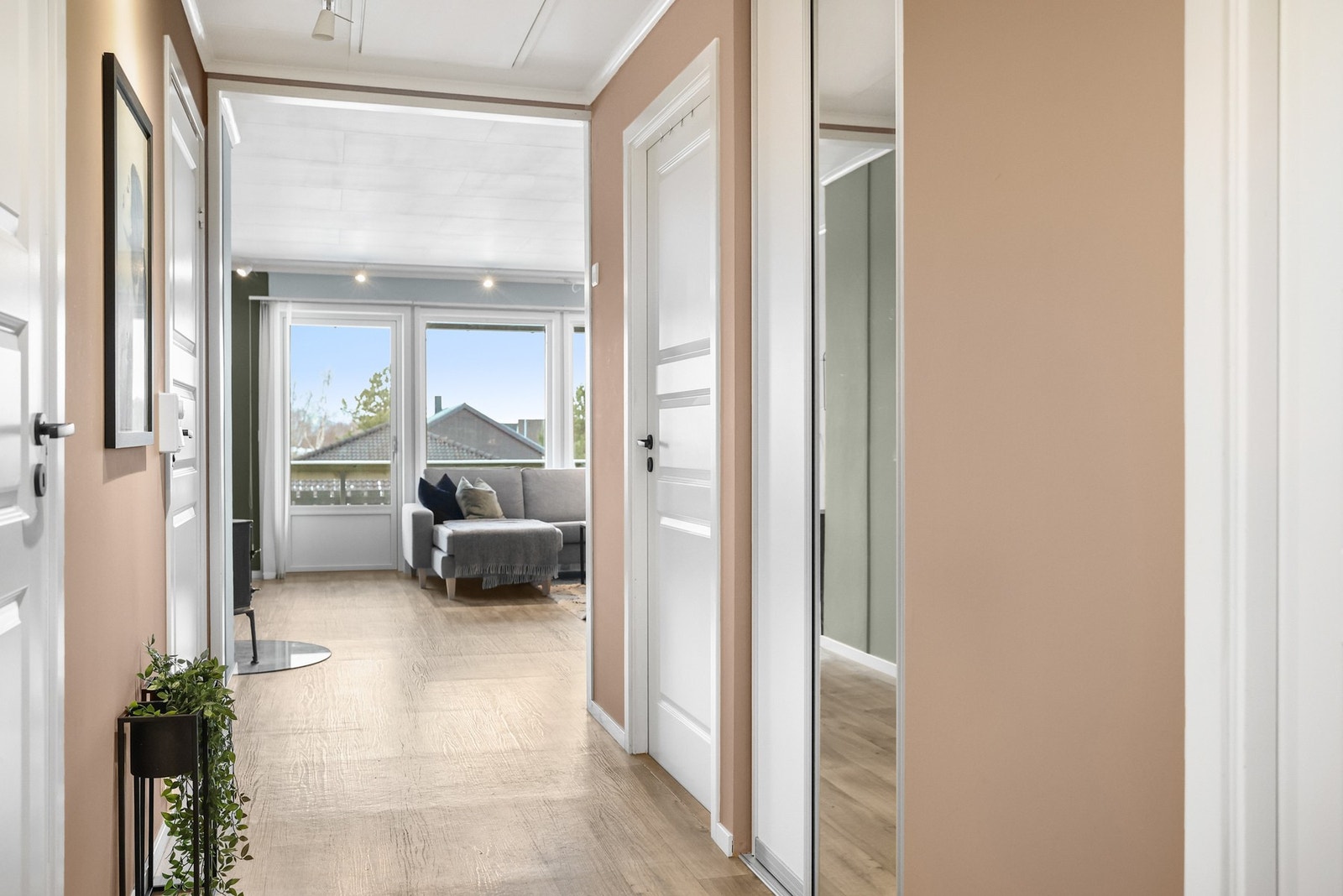 Videre inn i gangen er det en skyvedørsgarderobe som gir gode muligheter for ekstra oppbevaring av diverse yttertøy. Galleribilde