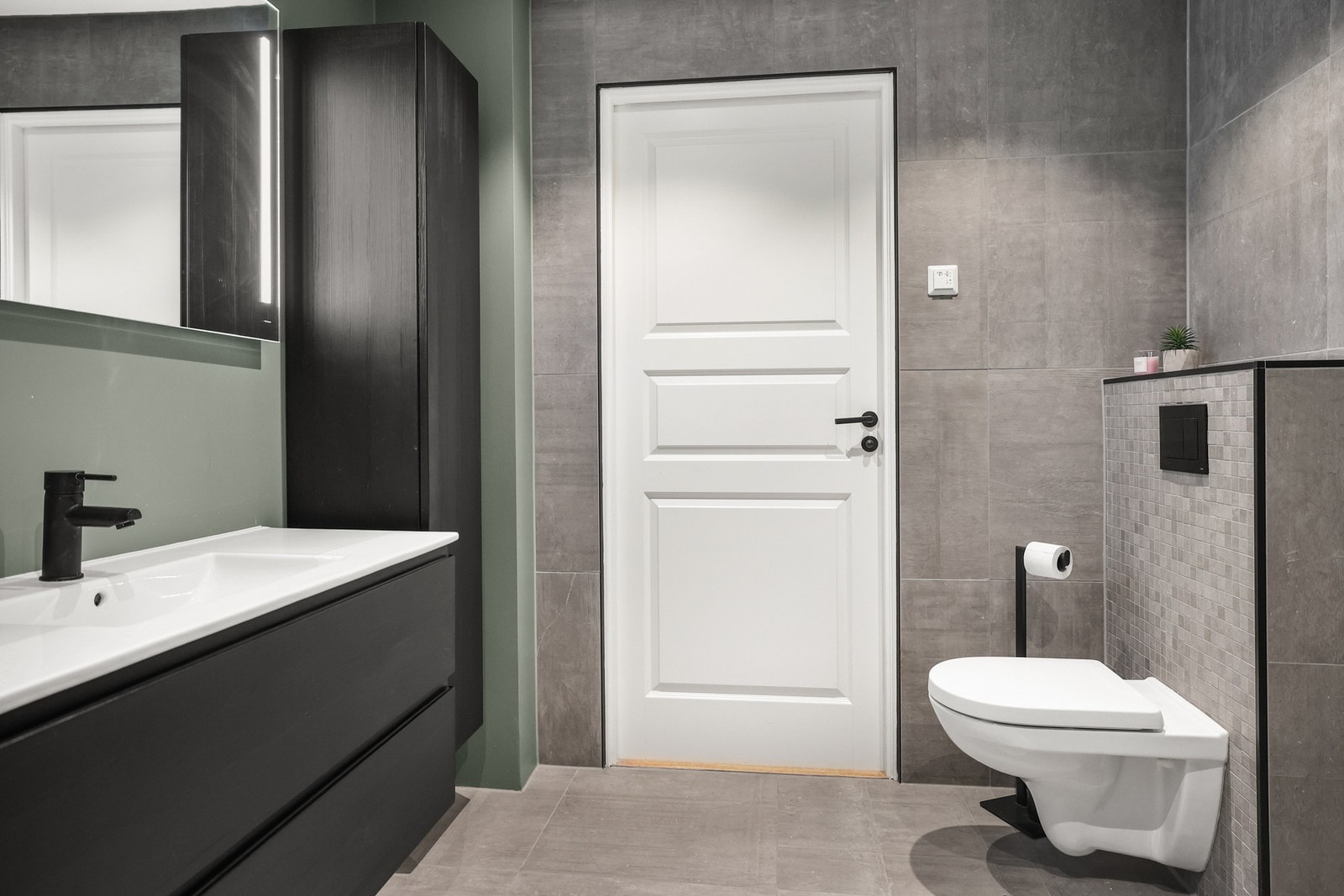 Badet er fra 2019 og har flislagte og malte vegger, samt flislagt gulv med behagelig gulvvarme. Galleribilde