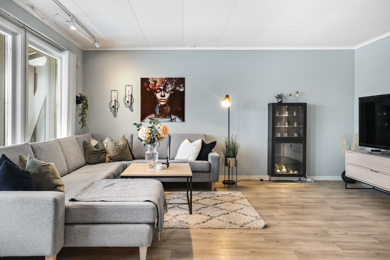 Stuen er luftig og har store vindusflater som gir godt med naturlig lysinnslipp. Galleribilde