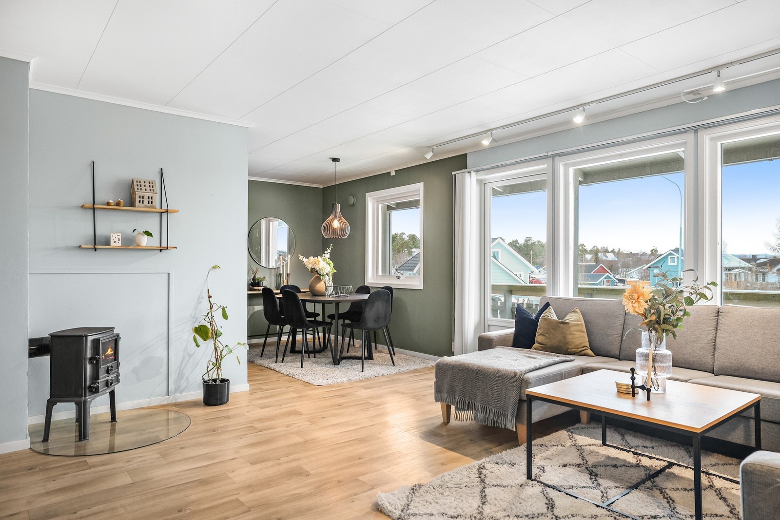 I stuen er vedovn som bidrar til en hyggelig oppvarming. Galleribilde