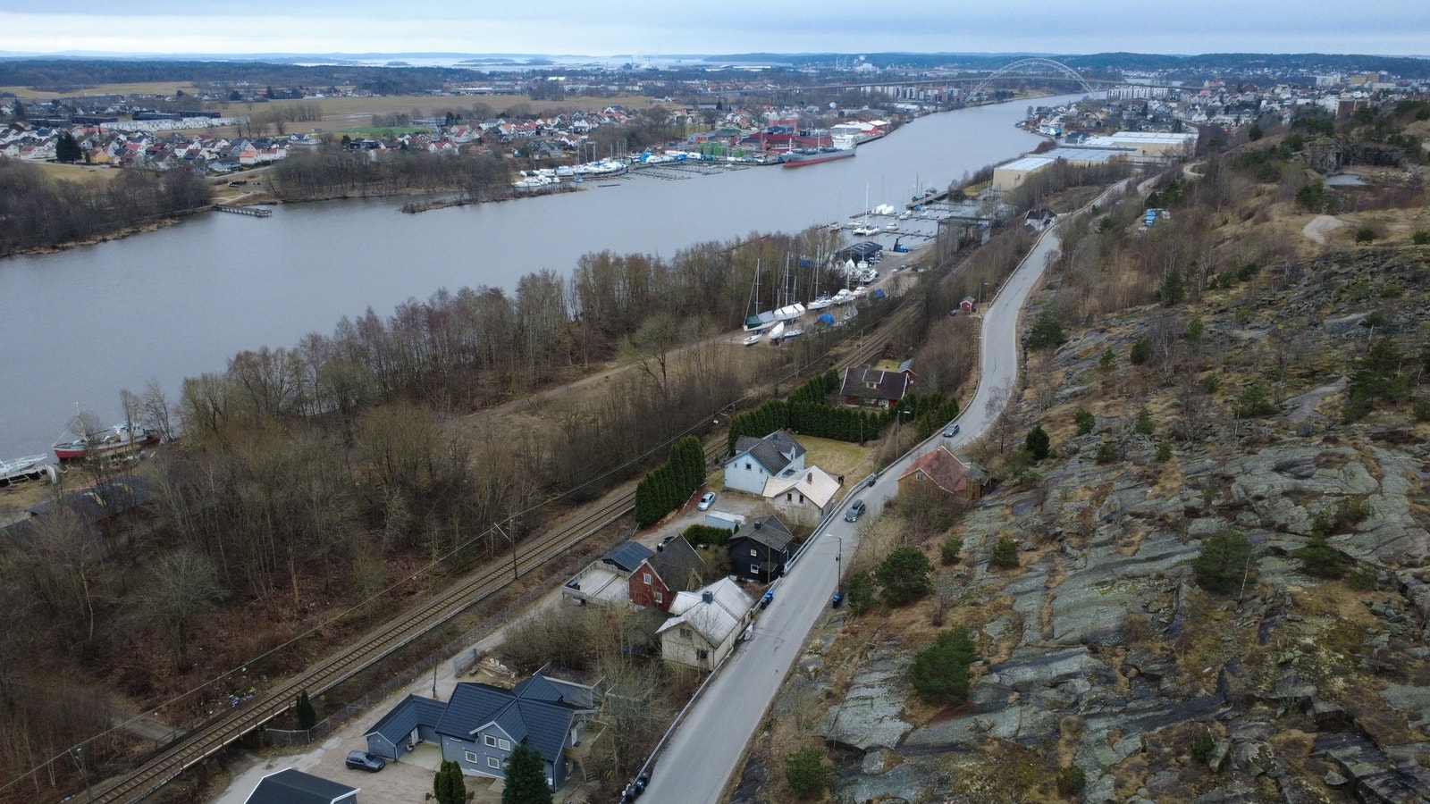 Eiendommen ligger langs Lislebyveien, midt mellom Lahellemoen og Lisleby. Galleribilde