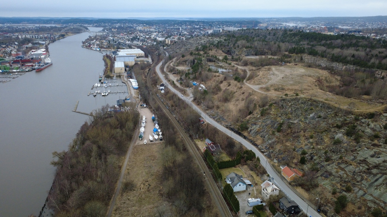 Glommastien går forbi nedenfor fjellet og videre mot gratis fergeforbindelse fra Lisleby til Sellebakk, Gamlebyen og videre ned gjennom sentrum og ut til Gressvik. Galleribilde