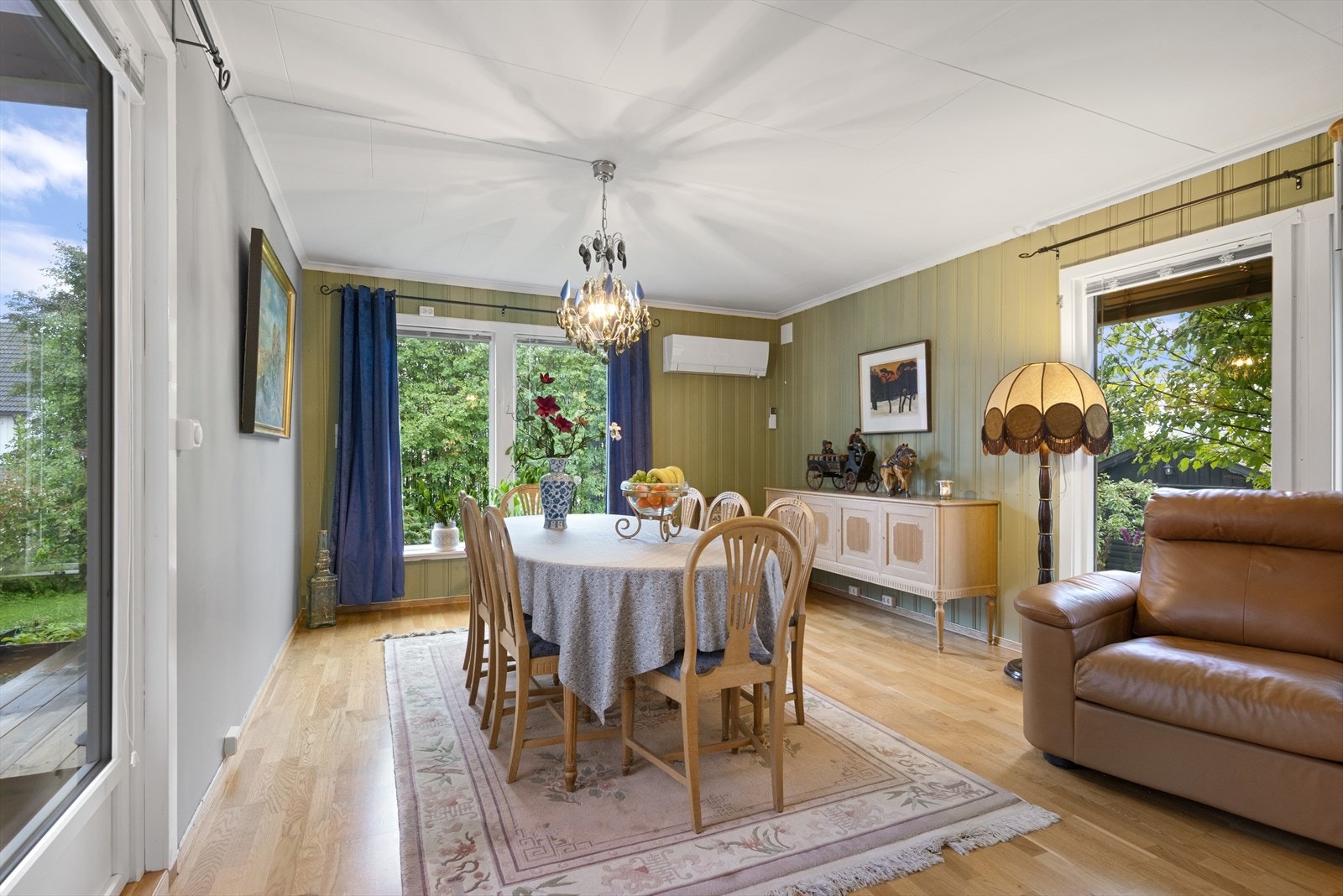 Trivelig spisestue med plass til mange gjester. Galleribilde