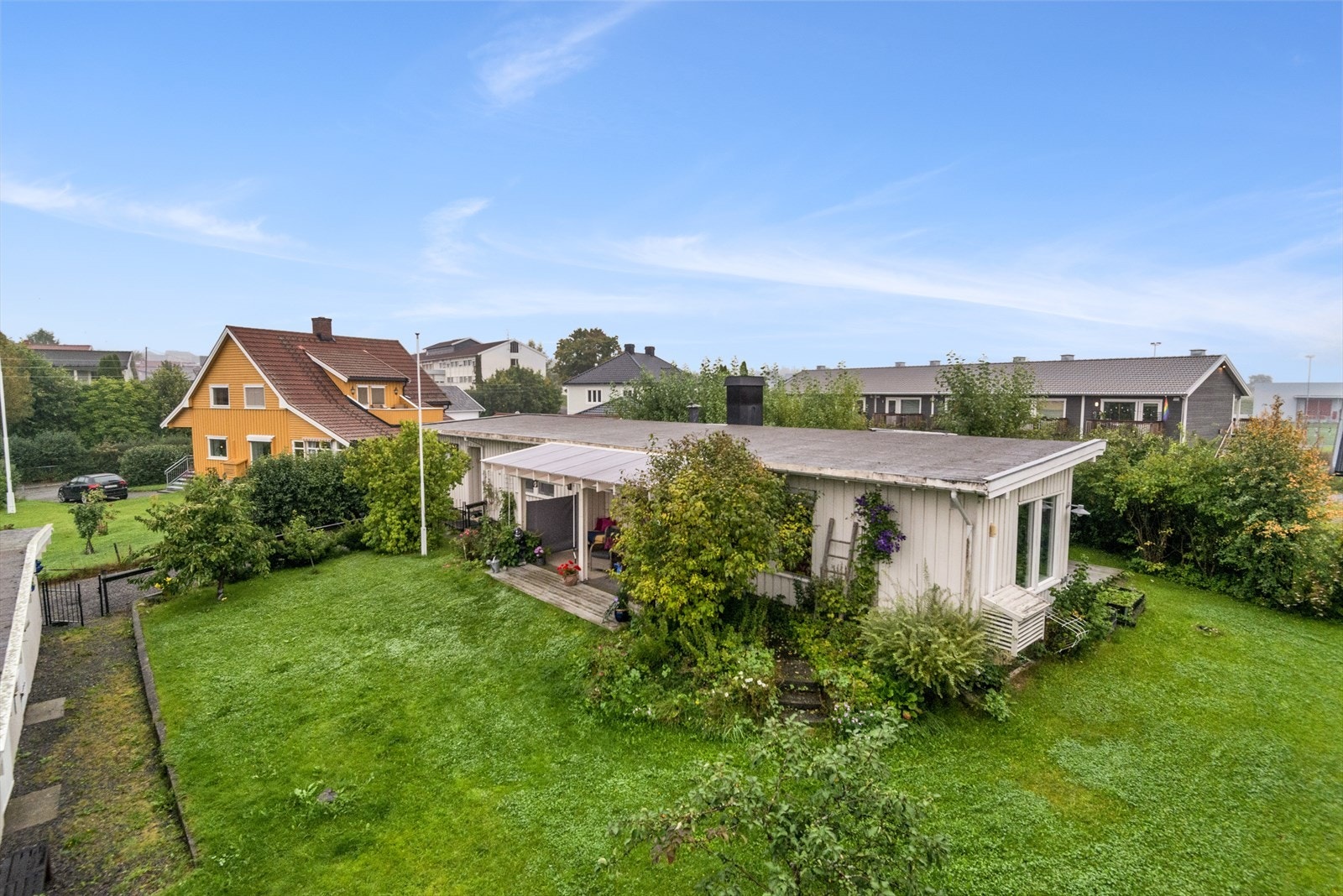 Eiendommen har stor hage. Galleribilde