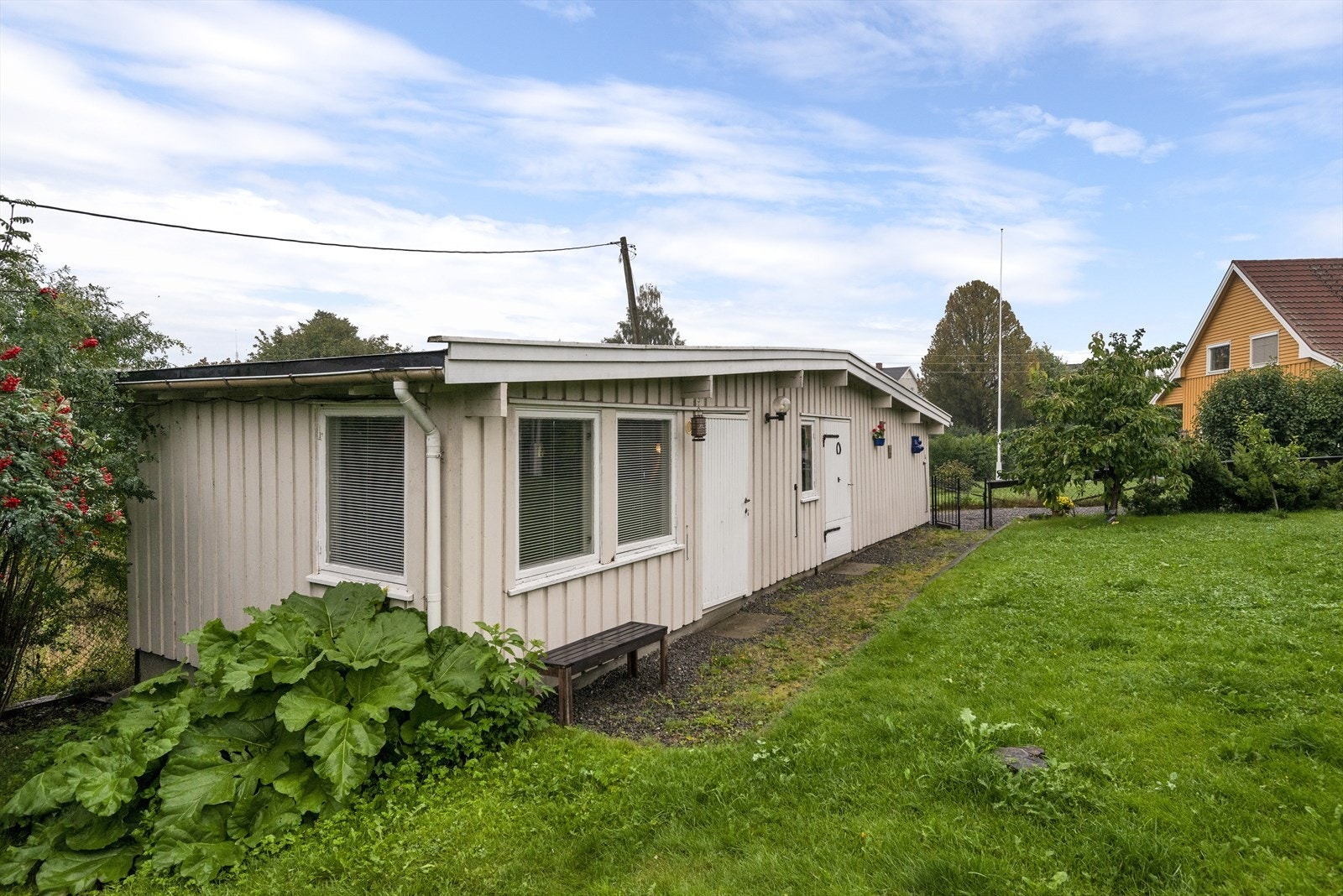 Garasje med en biloppstillingsplass og tilhørende oppholdsrom. Galleribilde