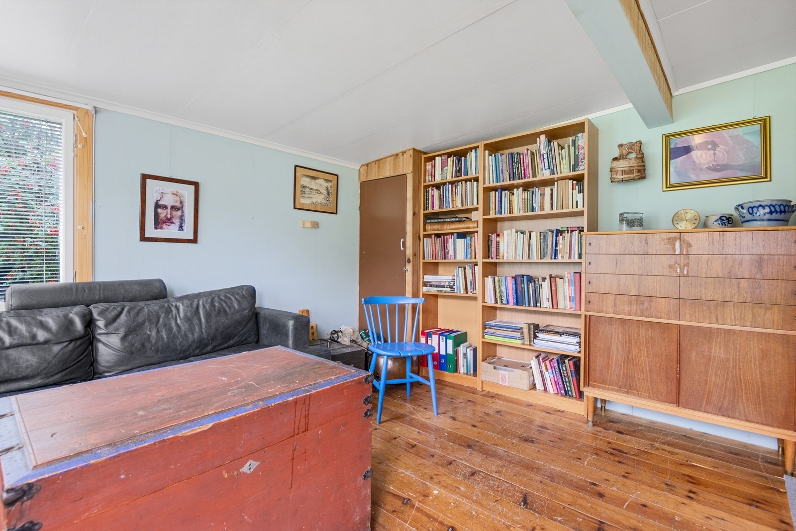 Oppholdsrom tilknyttet garasje. Galleribilde