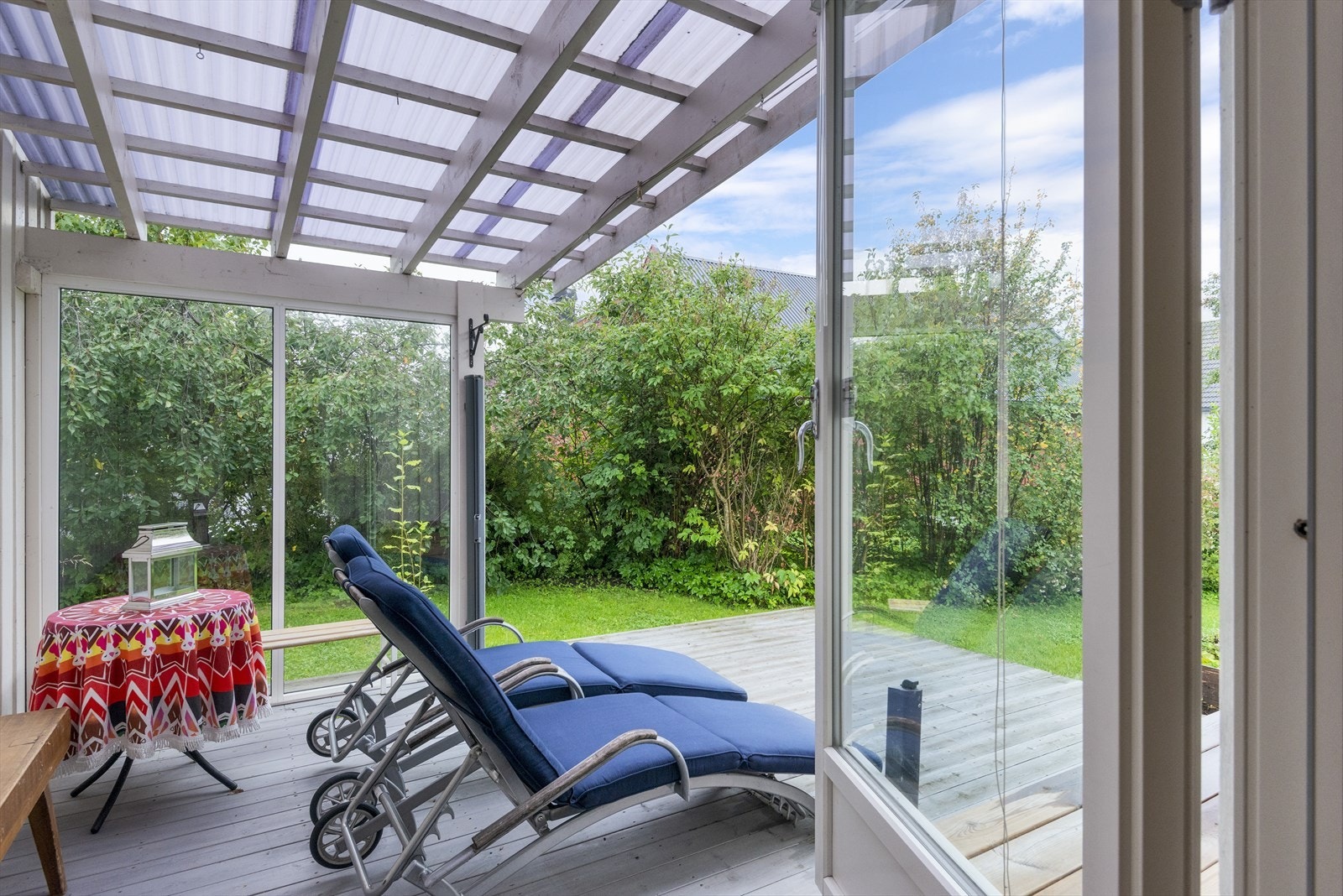 Overbygd platting på baksiden av boligen. Galleribilde