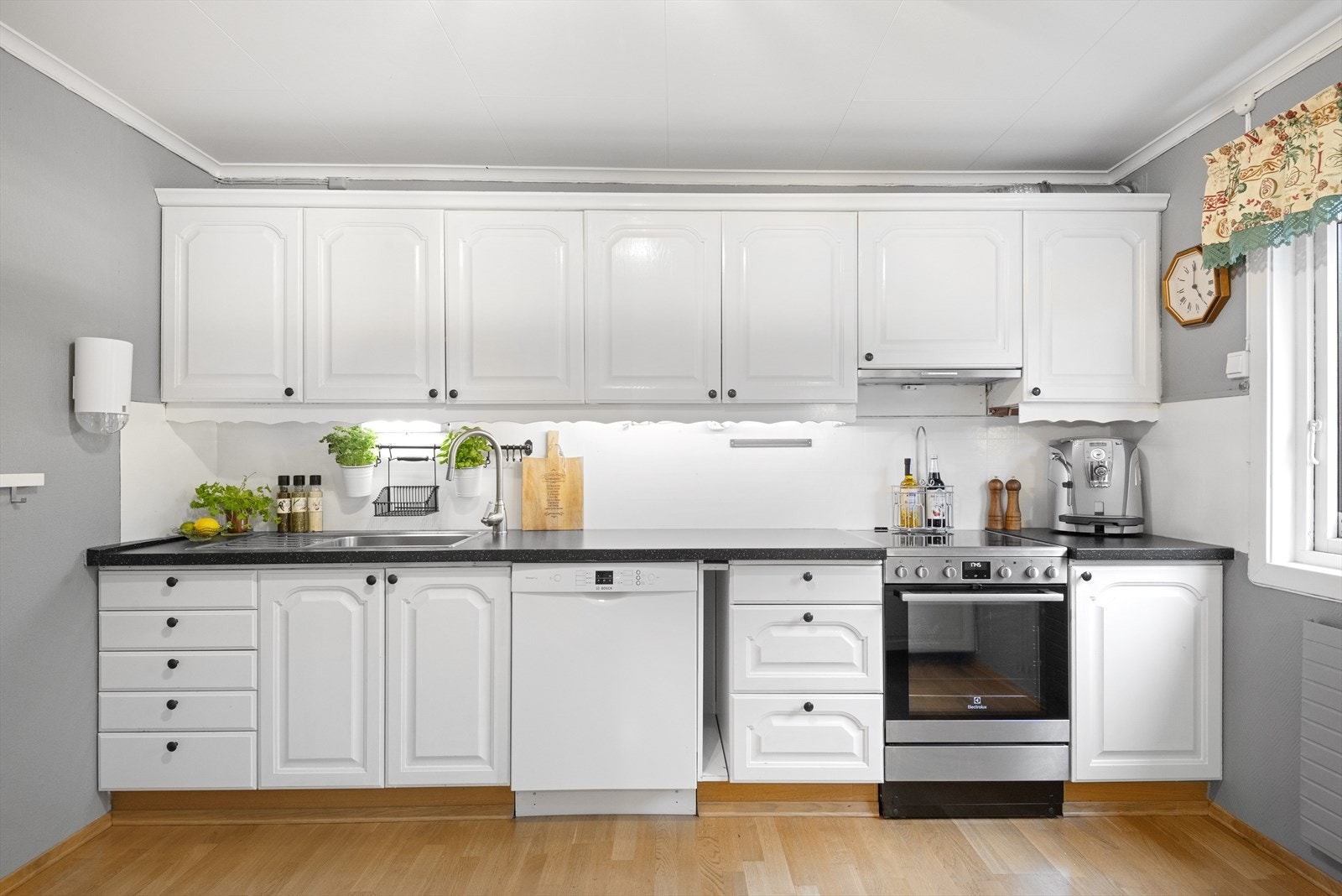 Lyst og delikat kjøkken. Galleribilde