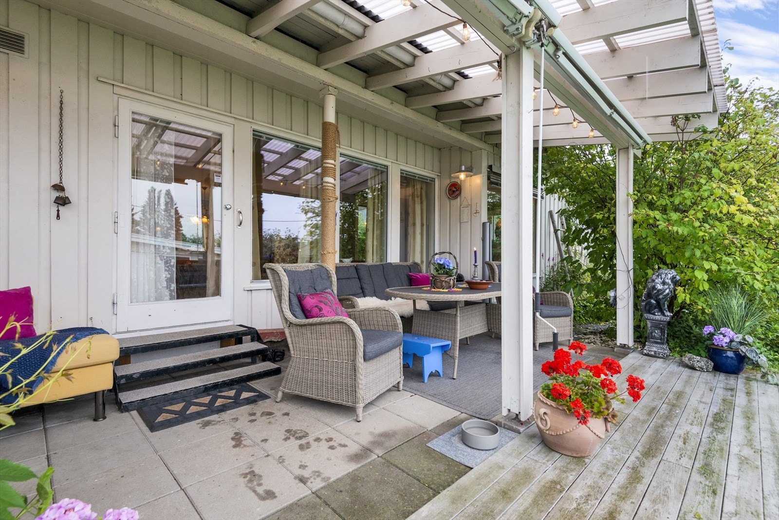 Overbygd platting på fremsiden av boligen. Galleribilde