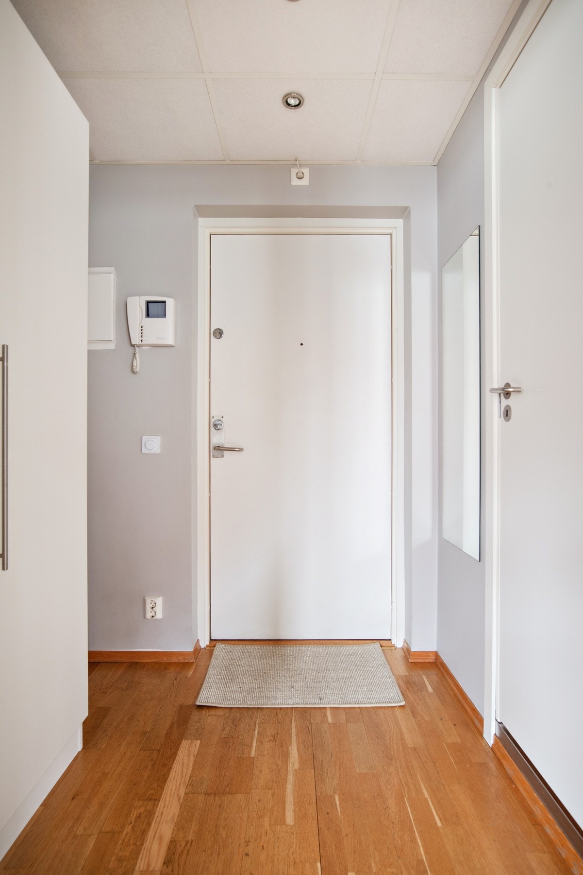 Innbydende entré med god plass til oppheng av yttertøy. Galleribilde