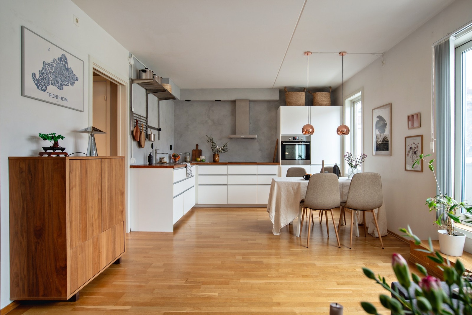 Kjøkkenet ligger i en åpen løsning mot stue. Galleribilde