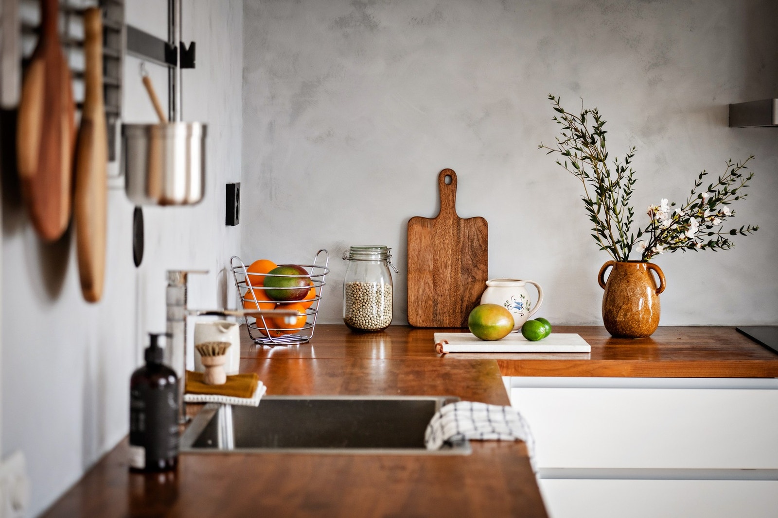 Det er rikelig med skap- og benkeplass - perfekt for matlaging og oppbevaring. Galleribilde