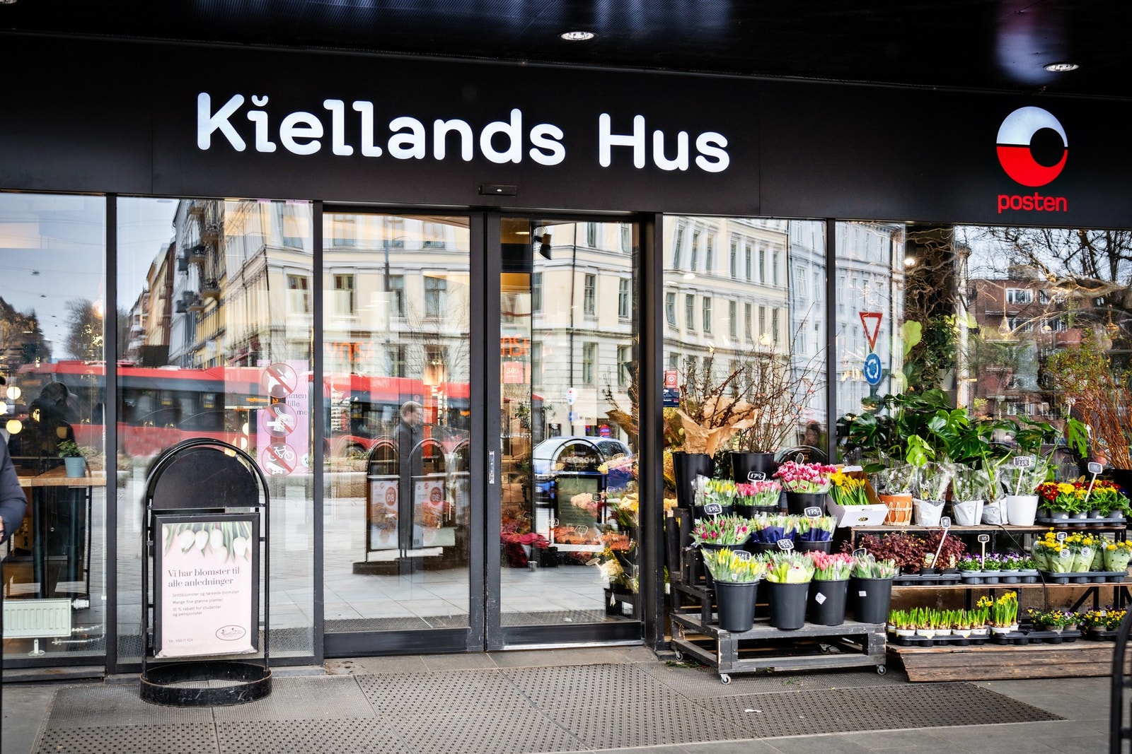 Easy living med dagligvare og flere butikker i samme bygning. Galleribilde