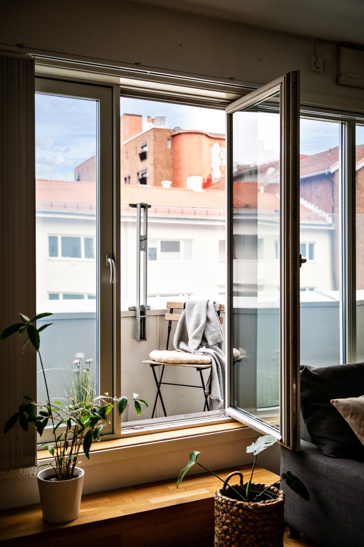 Fra stuen har du utgang til en brannbalkong, hvor doble balkongdører kan åpnes helt opp - perfekt for å slippe inn frisk luft. Galleribilde