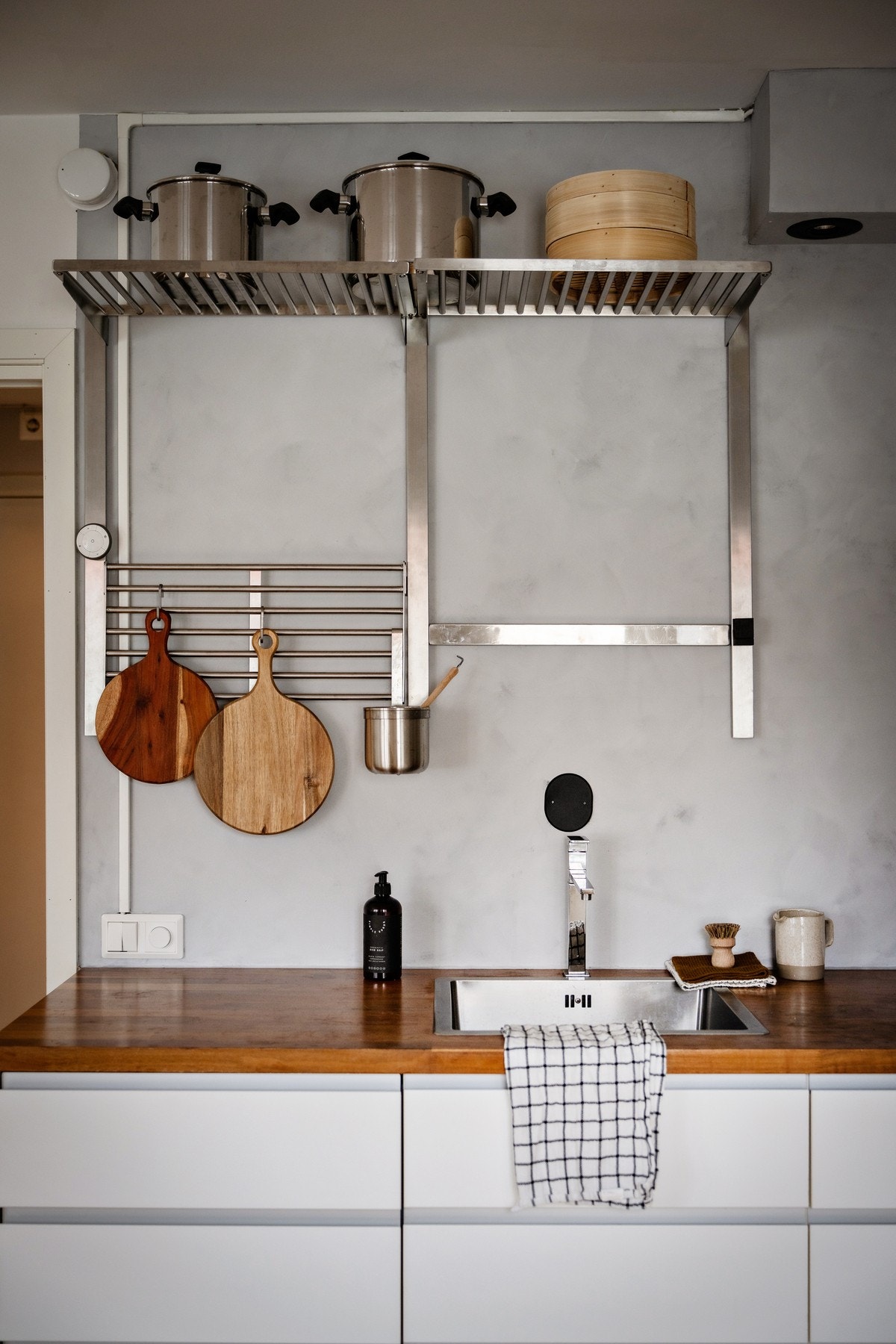 Borettslaget har i 2025 installert en Sfty-fuktdetektor på kjøkkenet, som kan detektere lekkasjer fra røropplegget til vask og oppvaskmaskin. Galleribilde