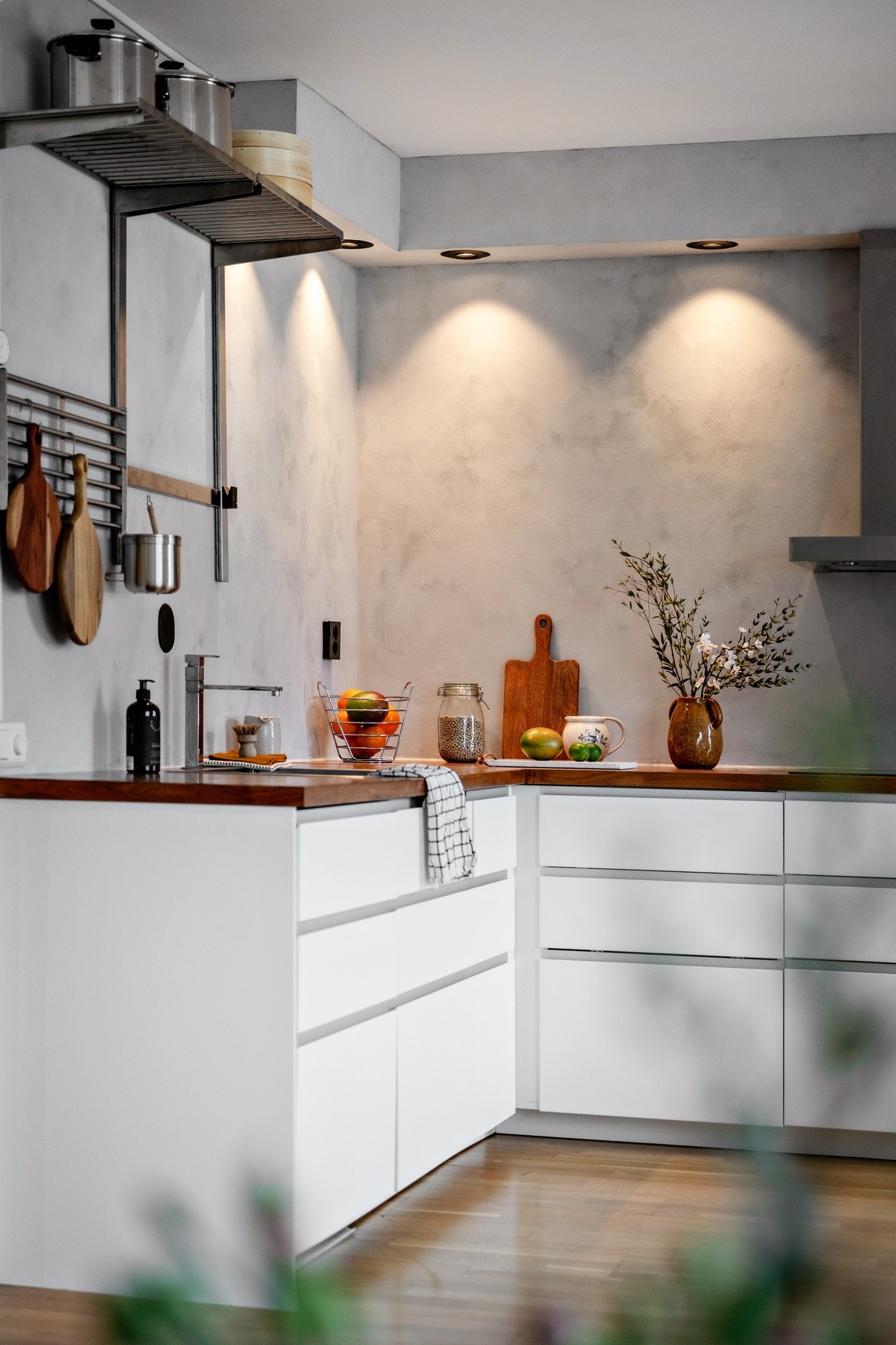 I 2025 ble det også installert nye LED-downlights på kjøkkenet av elektriker, som er smarte og kan styres via Bluetooth fra telefonen. Galleribilde