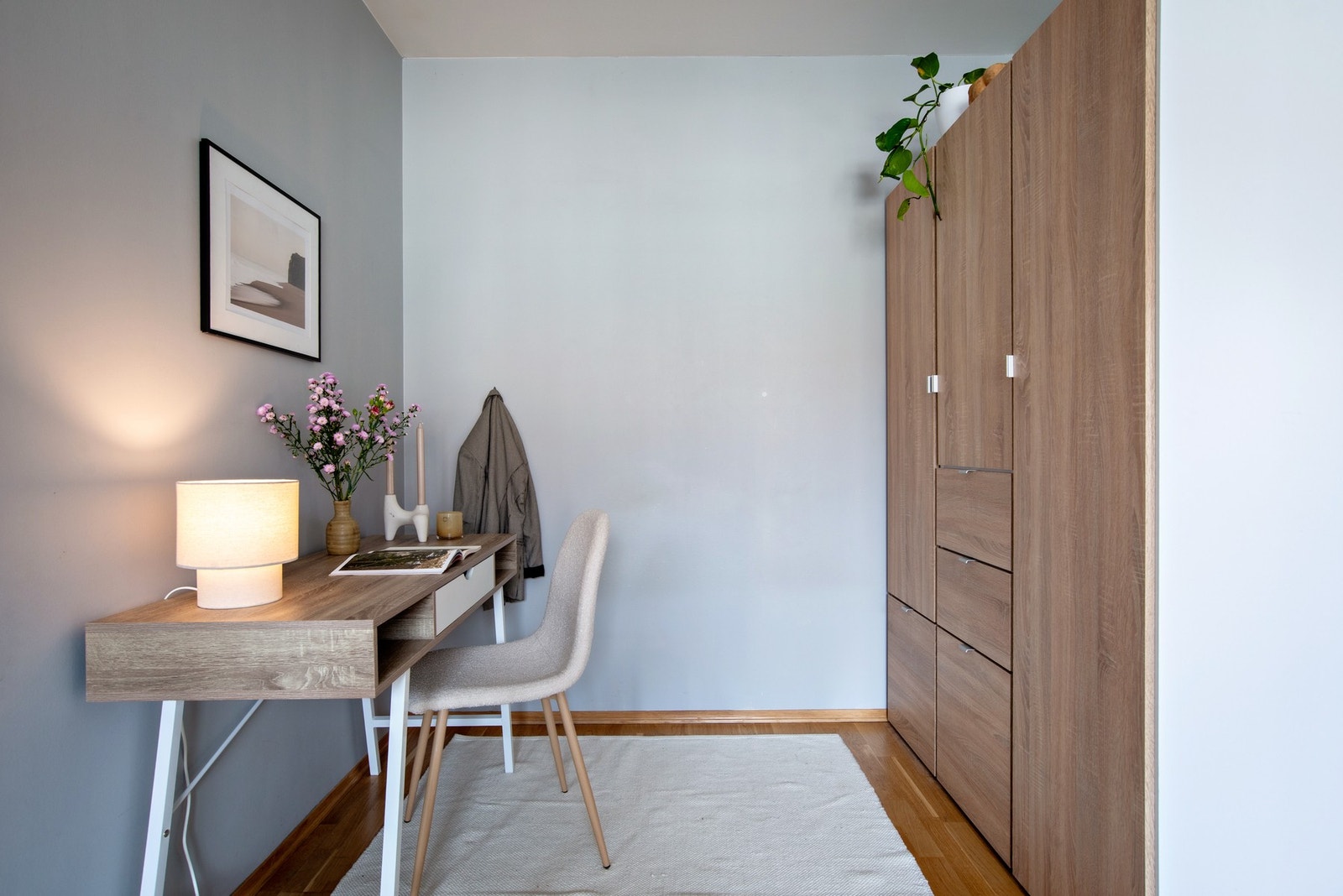Rommet er innredet med et stort garderobeskap samt plass til et skrivebord. Galleribilde