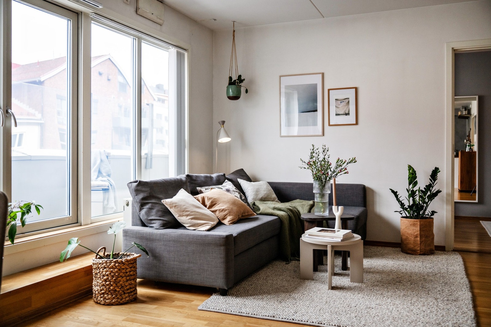 Boligen oppvarmes via radiatorer tilknyttet fjernvarme i stue og på soverom. Selger har oppgradert radiatorene med smarte TADO-termostater. Galleribilde